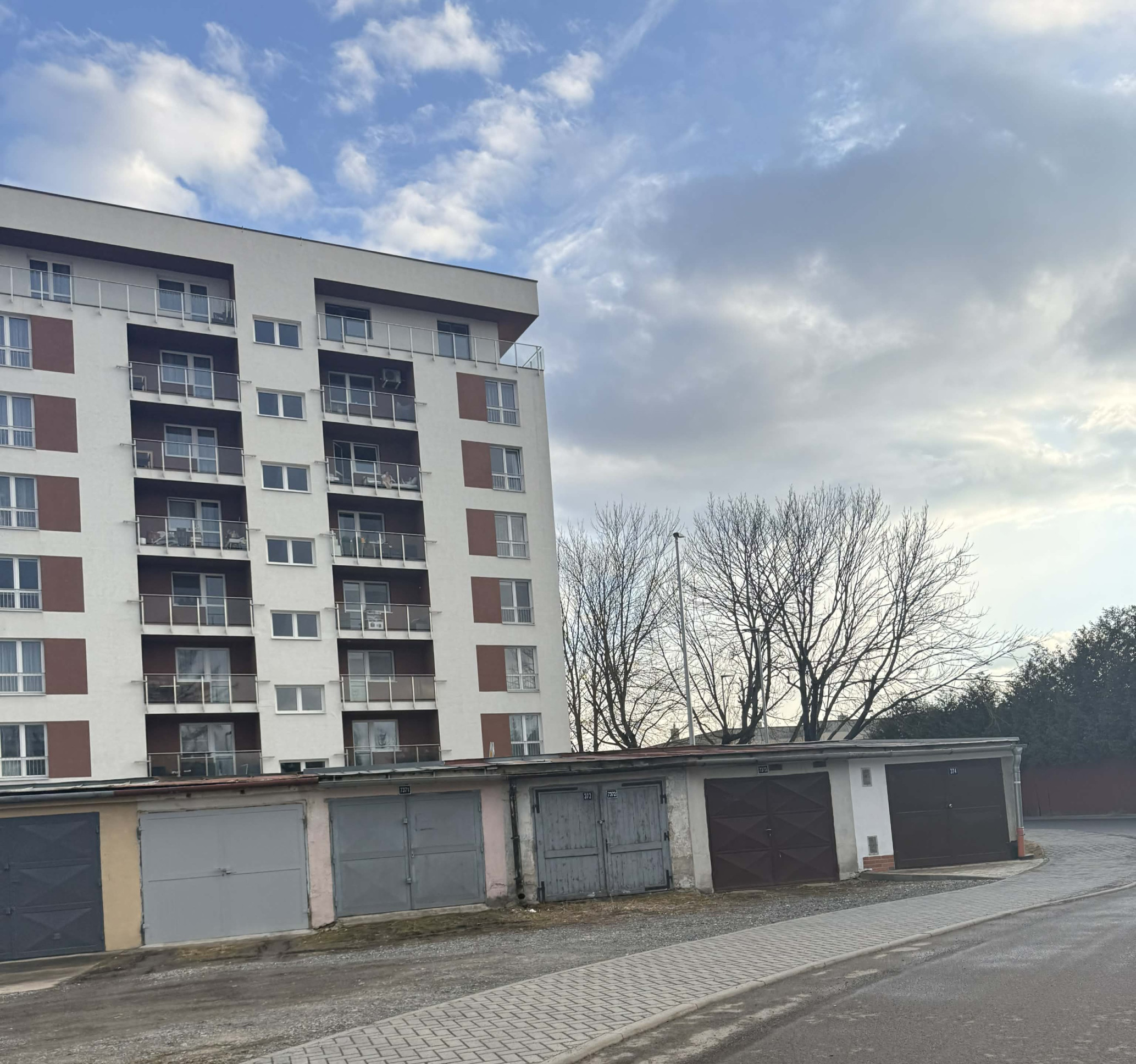 Exkluzívna ponuka! Ponúkam na predaj garáž v Poprade, časť sídlisko Západ na ul. Jazzovej (pri hoteli Olympia