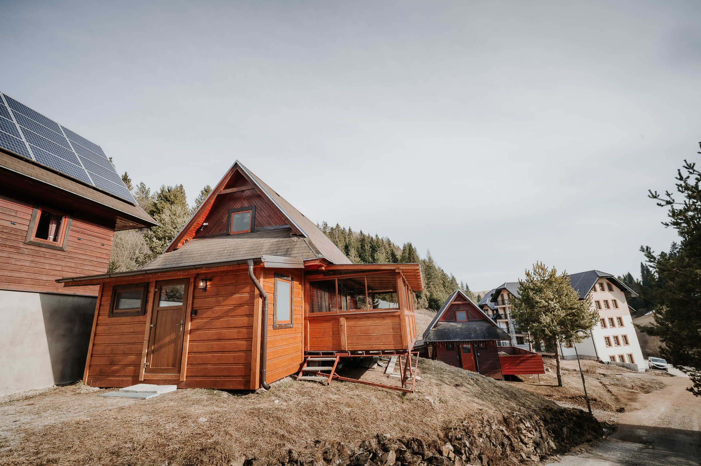 EXKLUZÍVNE Vám ponúkame na predaj dvojpodlažnú rekreačnú chatu s moderným interiérom v časti obce Litmanová