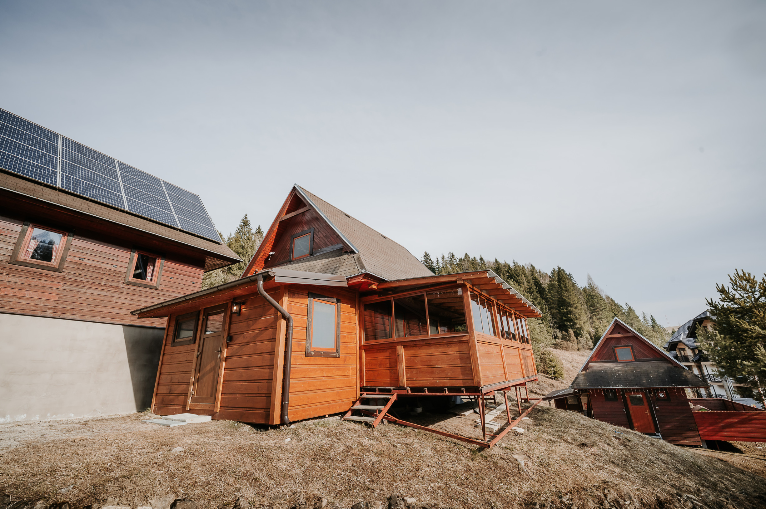 EXKLUZÍVNE Vám ponúkame na predaj dvojpodlažnú rekreačnú chatu s moderným interiérom v časti obce Litmanová