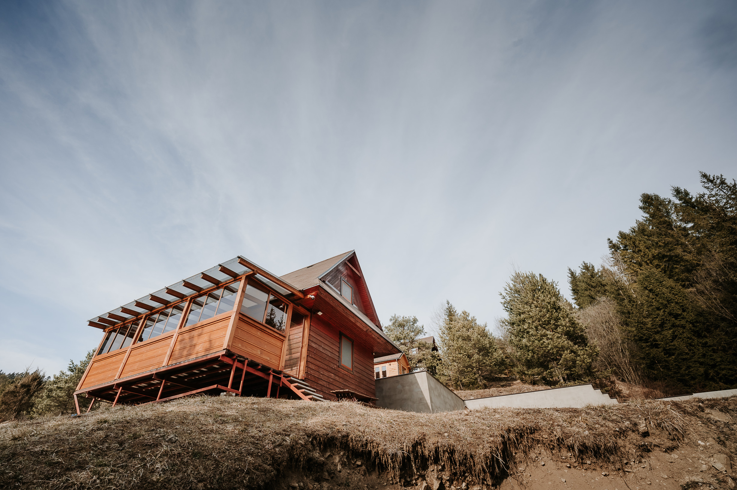 EXKLUZÍVNE Vám ponúkame na predaj dvojpodlažnú rekreačnú chatu s moderným interiérom v časti obce Litmanová