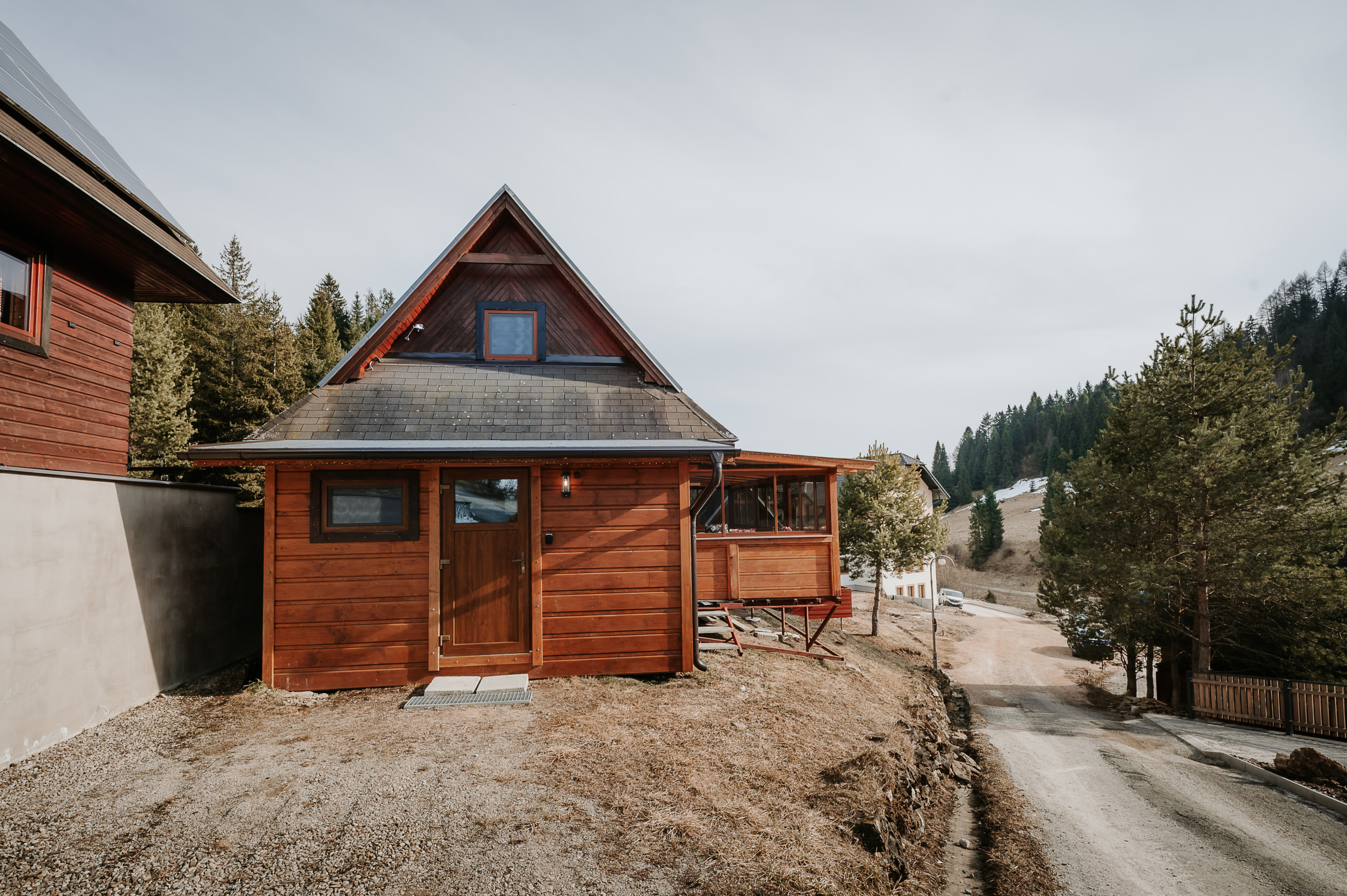 EXKLUZÍVNE Vám ponúkame na predaj dvojpodlažnú rekreačnú chatu s moderným interiérom v časti obce Litmanová