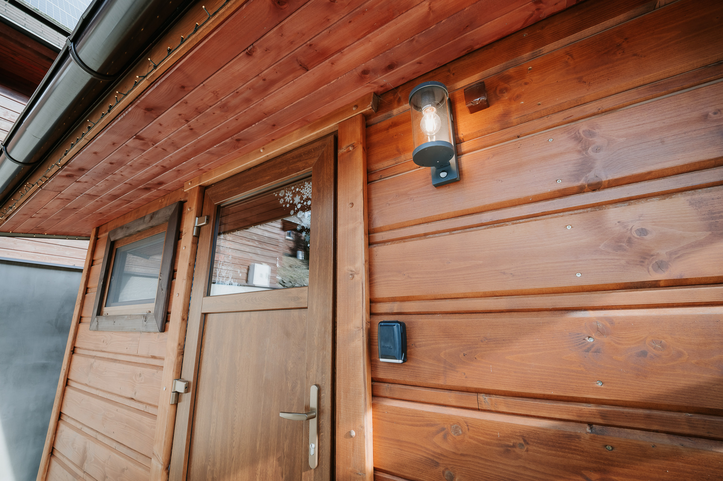 EXKLUZÍVNE Vám ponúkame na predaj dvojpodlažnú rekreačnú chatu s moderným interiérom v časti obce Litmanová