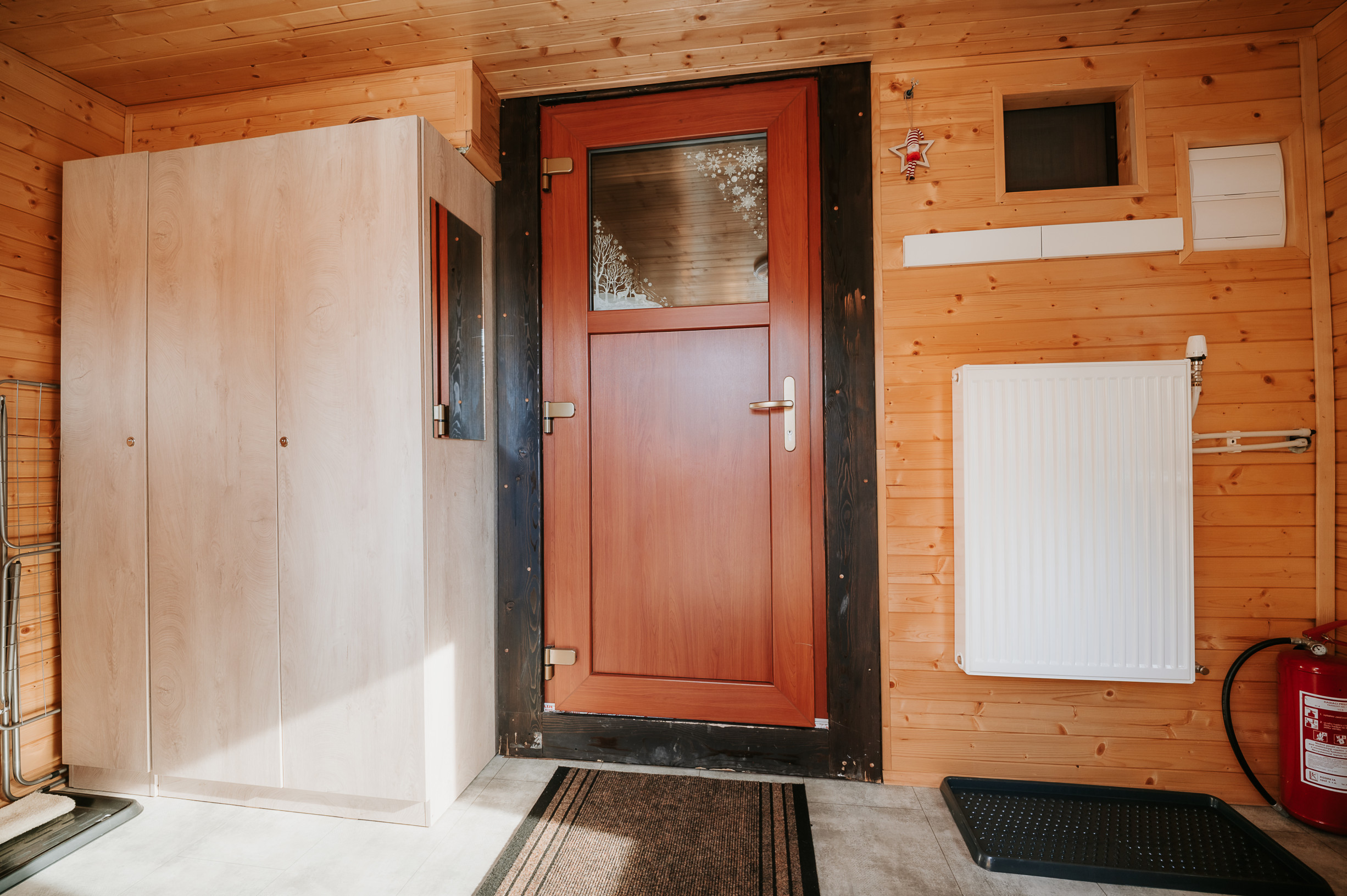 EXKLUZÍVNE Vám ponúkame na predaj dvojpodlažnú rekreačnú chatu s moderným interiérom v časti obce Litmanová