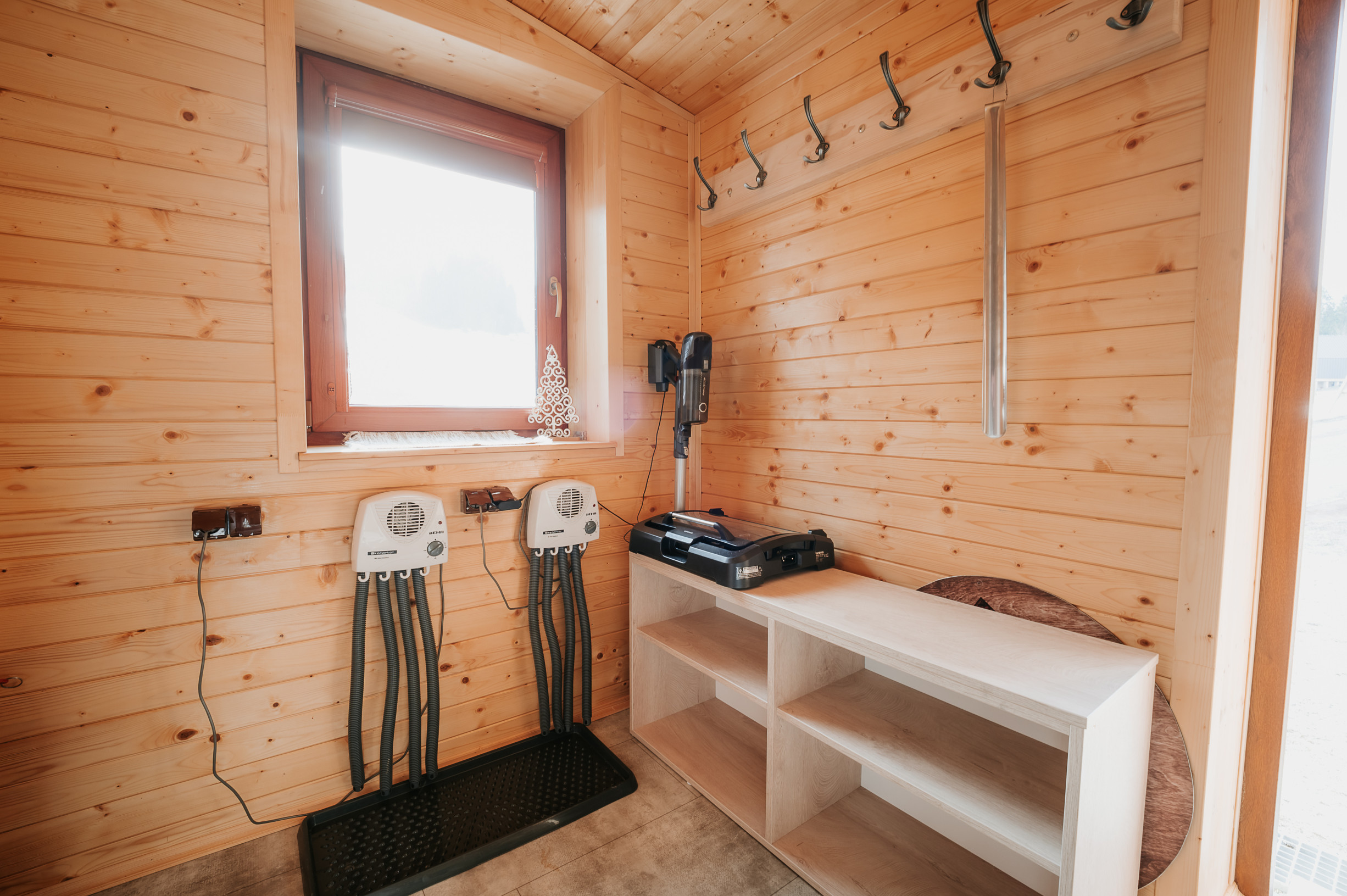 EXKLUZÍVNE Vám ponúkame na predaj dvojpodlažnú rekreačnú chatu s moderným interiérom v časti obce Litmanová