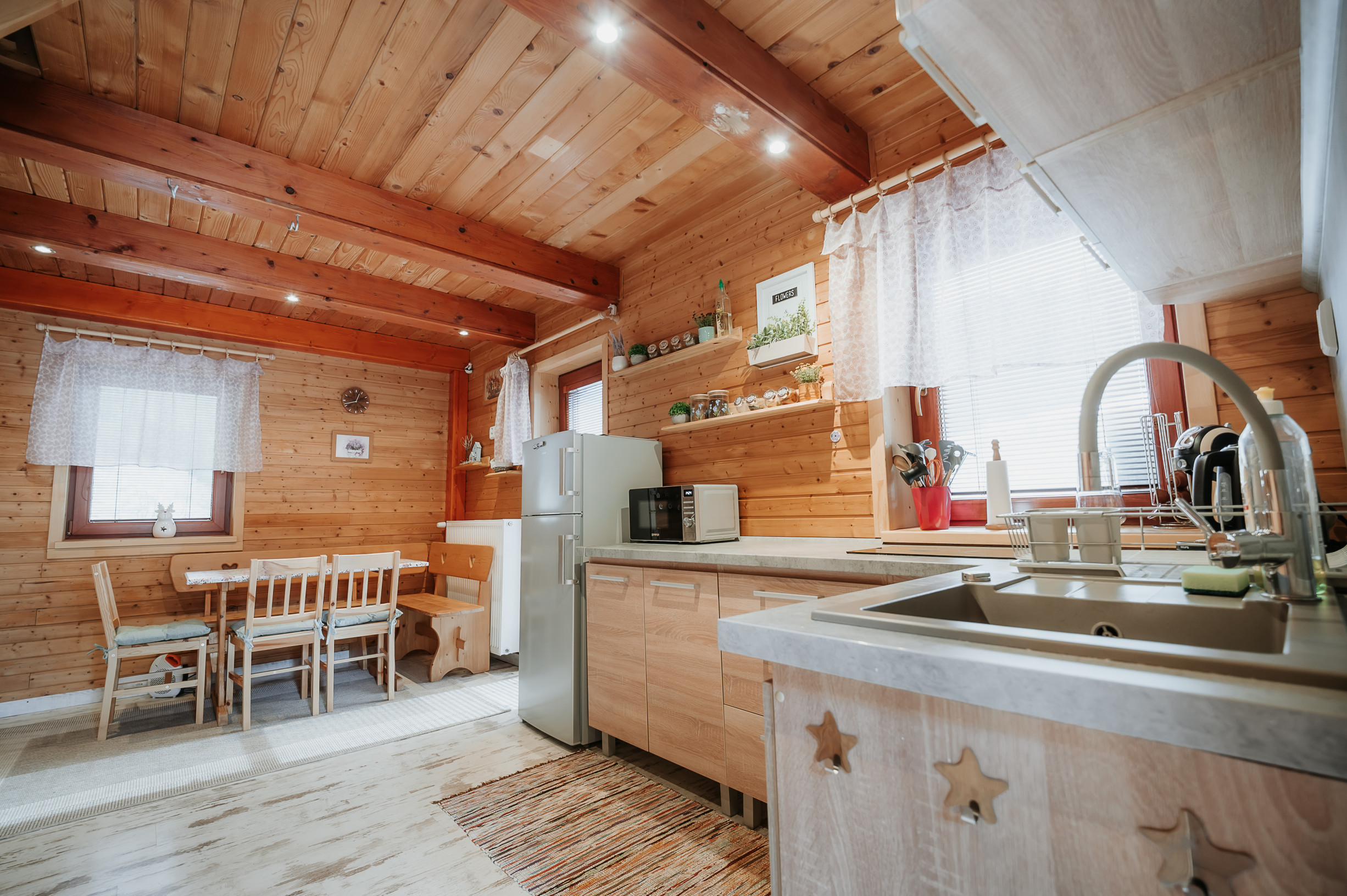 EXKLUZÍVNE Vám ponúkame na predaj dvojpodlažnú rekreačnú chatu s moderným interiérom v časti obce Litmanová