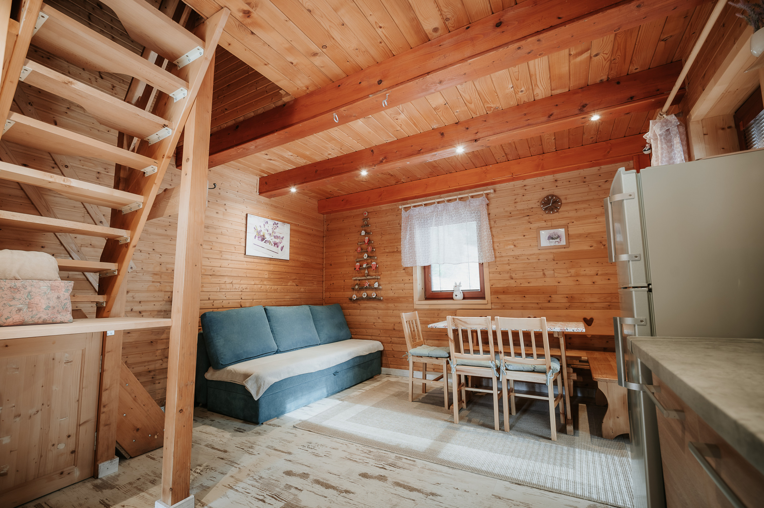 EXKLUZÍVNE Vám ponúkame na predaj dvojpodlažnú rekreačnú chatu s moderným interiérom v časti obce Litmanová