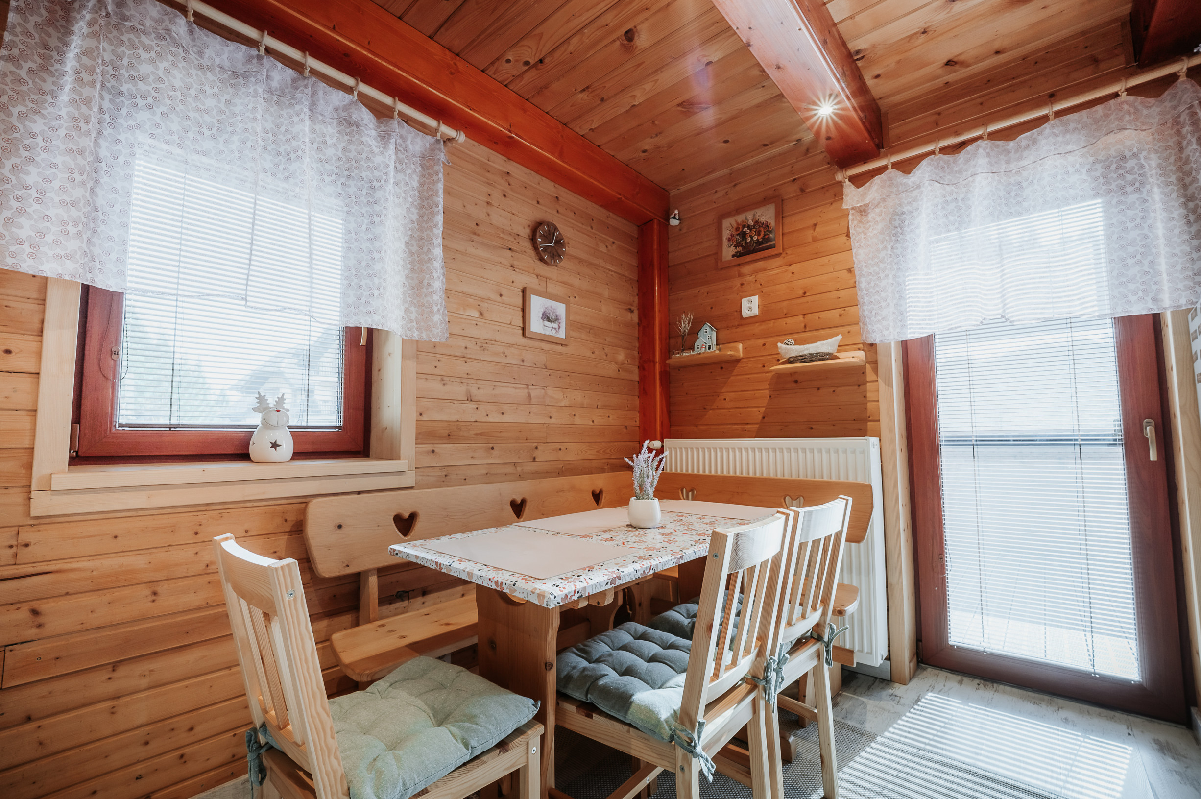 EXKLUZÍVNE Vám ponúkame na predaj dvojpodlažnú rekreačnú chatu s moderným interiérom v časti obce Litmanová