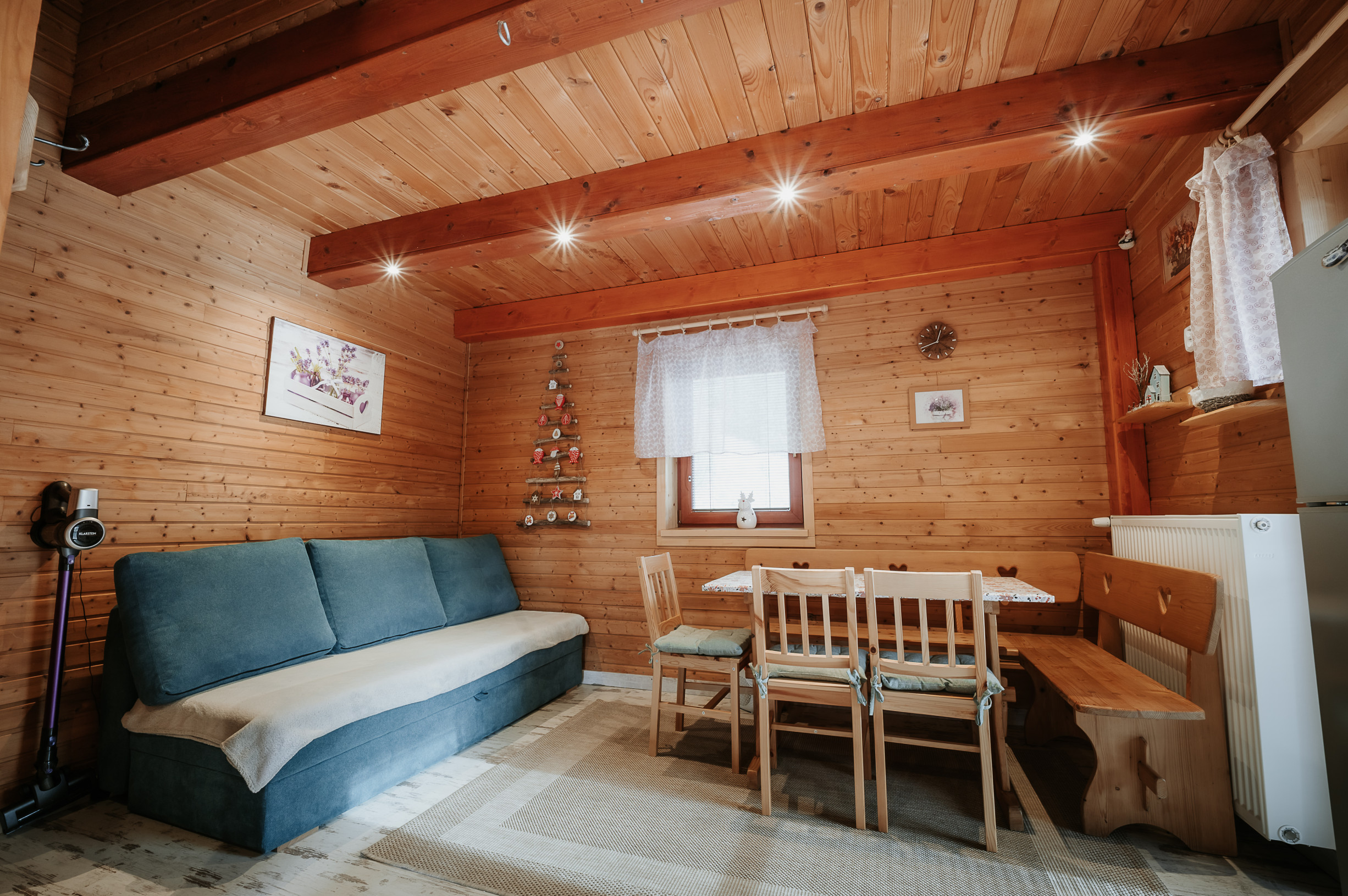 EXKLUZÍVNE Vám ponúkame na predaj dvojpodlažnú rekreačnú chatu s moderným interiérom v časti obce Litmanová