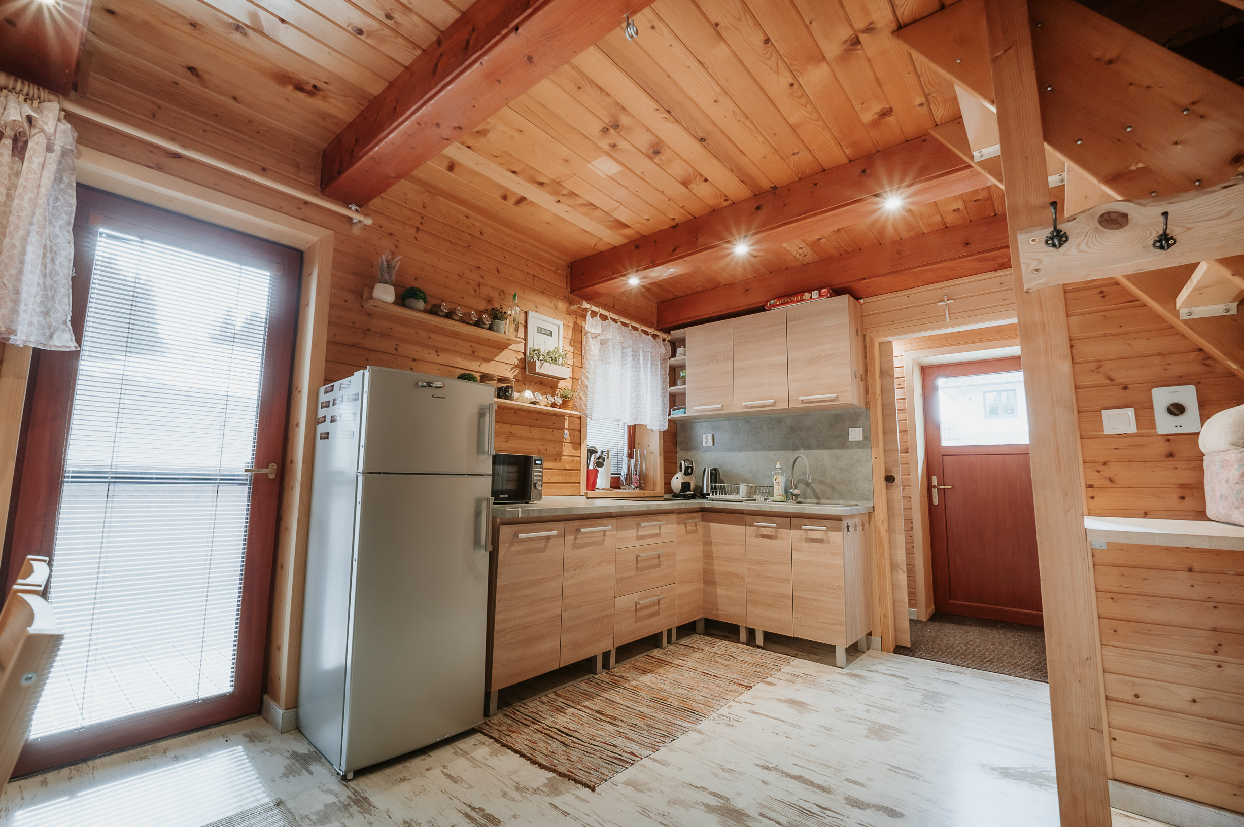 EXKLUZÍVNE Vám ponúkame na predaj dvojpodlažnú rekreačnú chatu s moderným interiérom v časti obce Litmanová