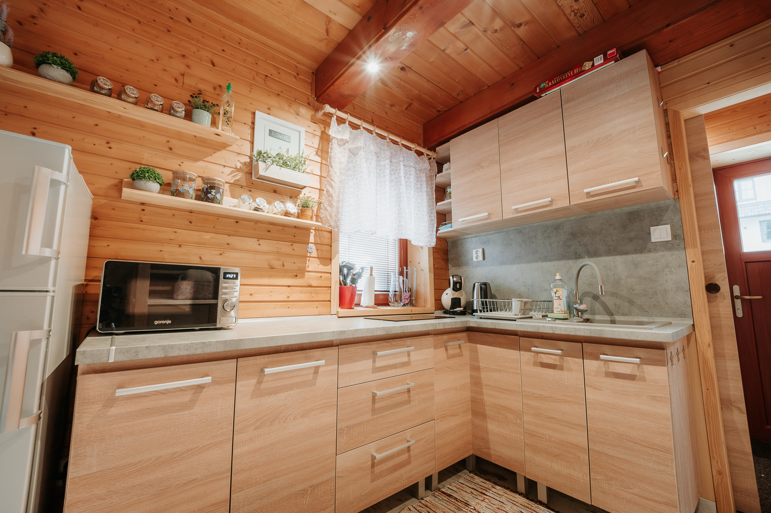 EXKLUZÍVNE Vám ponúkame na predaj dvojpodlažnú rekreačnú chatu s moderným interiérom v časti obce Litmanová