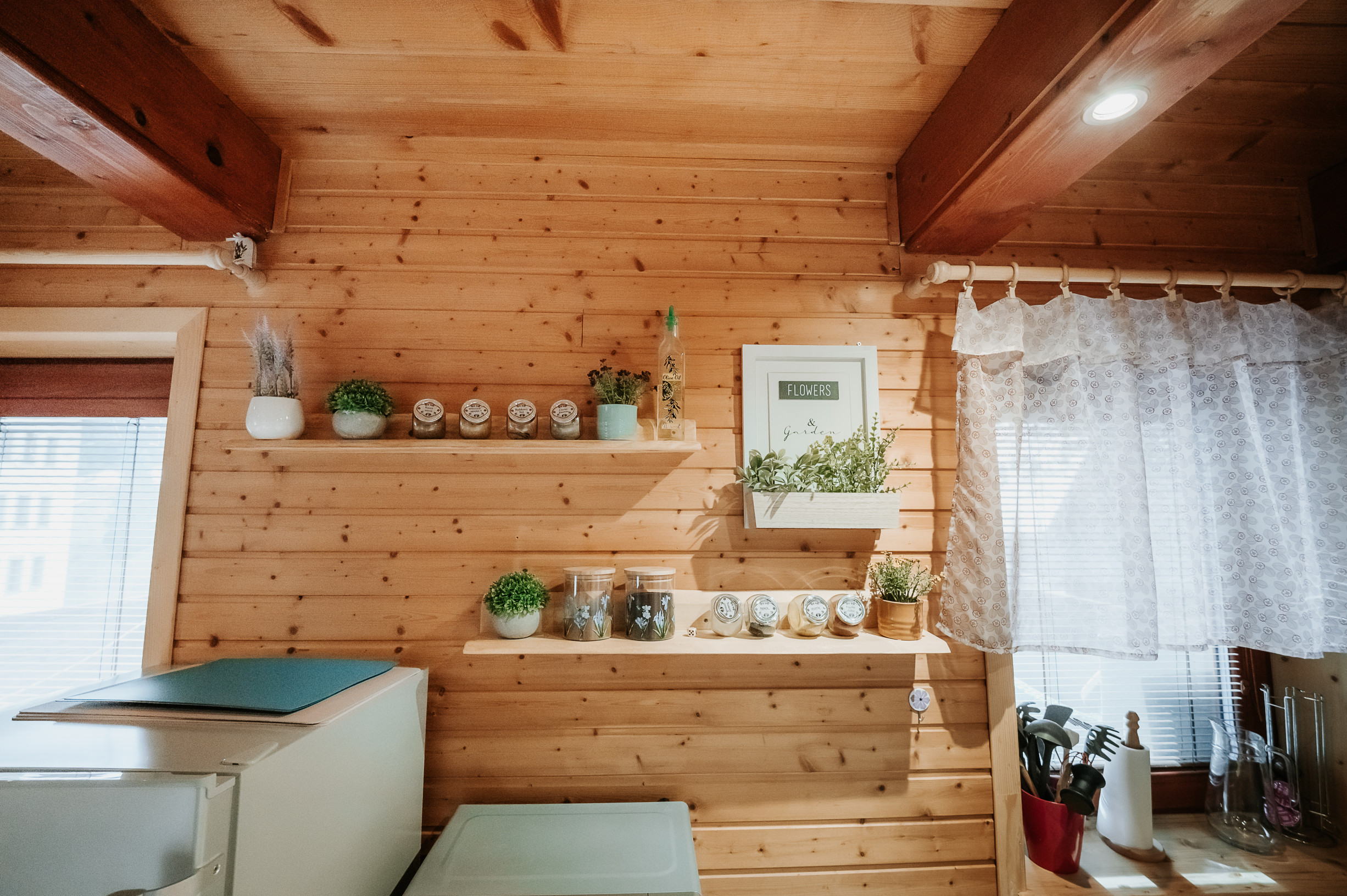 EXKLUZÍVNE Vám ponúkame na predaj dvojpodlažnú rekreačnú chatu s moderným interiérom v časti obce Litmanová