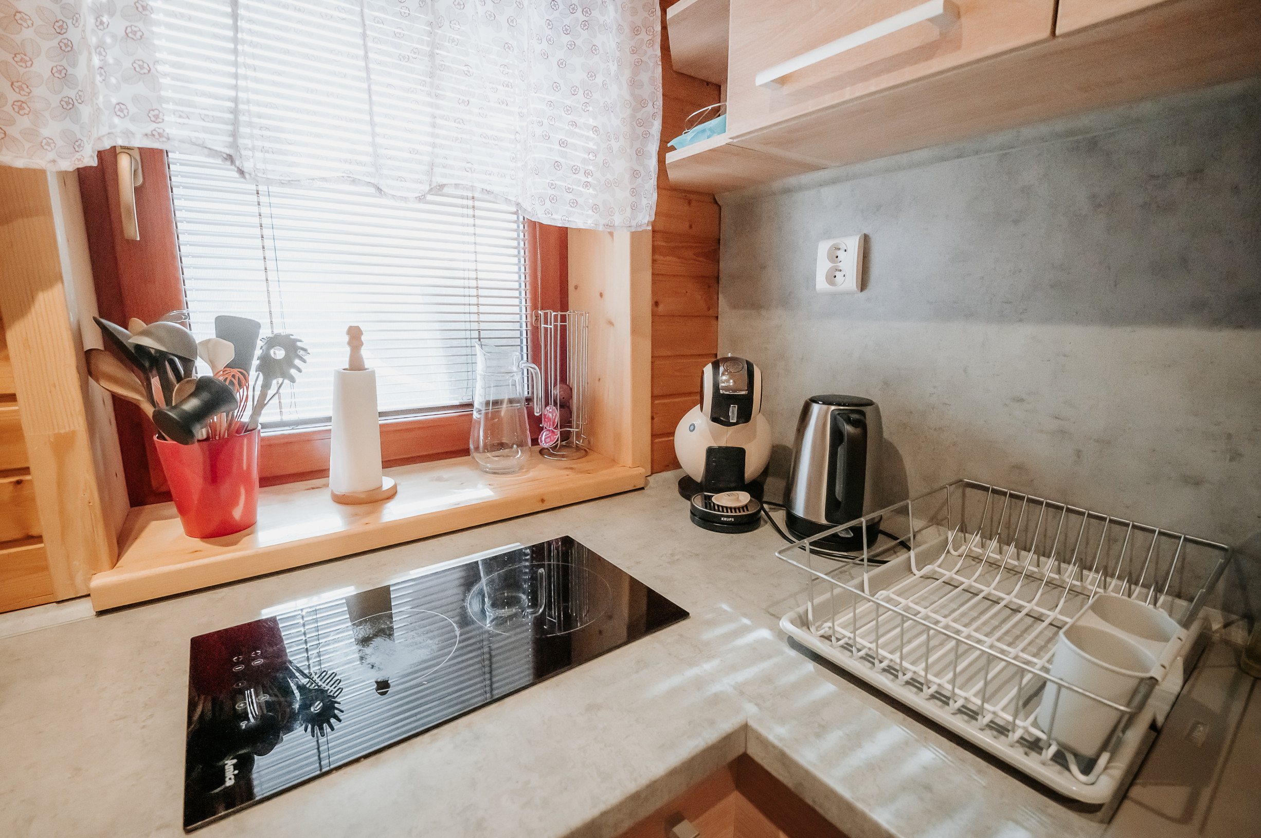 EXKLUZÍVNE Vám ponúkame na predaj dvojpodlažnú rekreačnú chatu s moderným interiérom v časti obce Litmanová