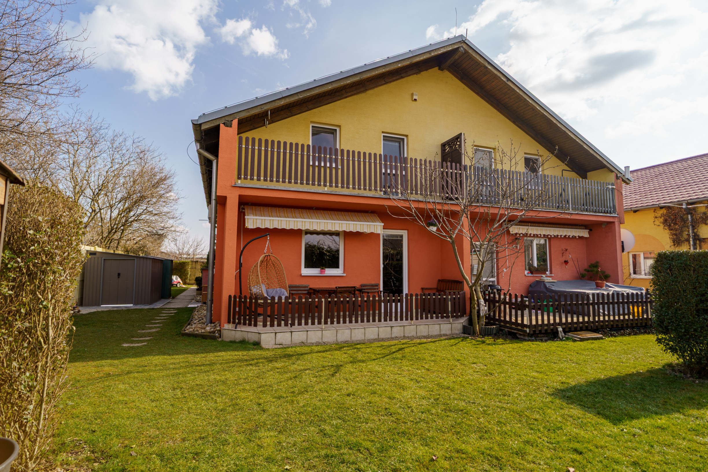 Ponúkame na predaj 4-izbový  mezonetový byt pri jazere v rodinnom dome  s parkovaním