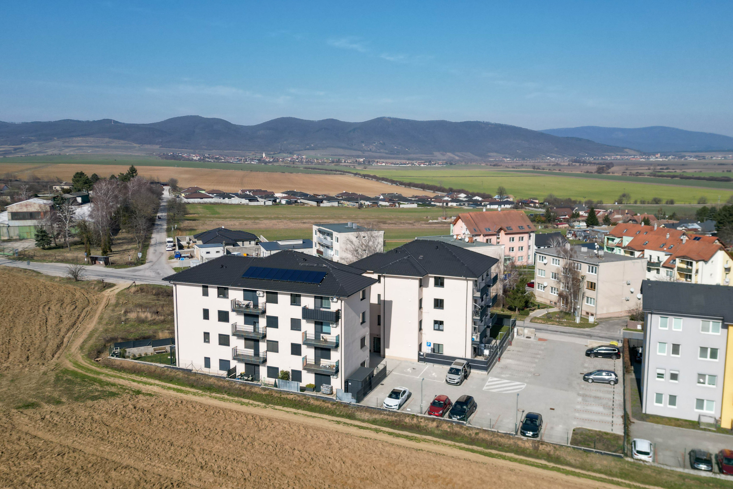 REZERVOVANÉ - PREDAJ, 2-IZBOVÝ BYT 46 m², TERASA 14 m², PARKOVACIE MIESTO 13 m², KOŠOLNÁ, OKRES TRNAVA