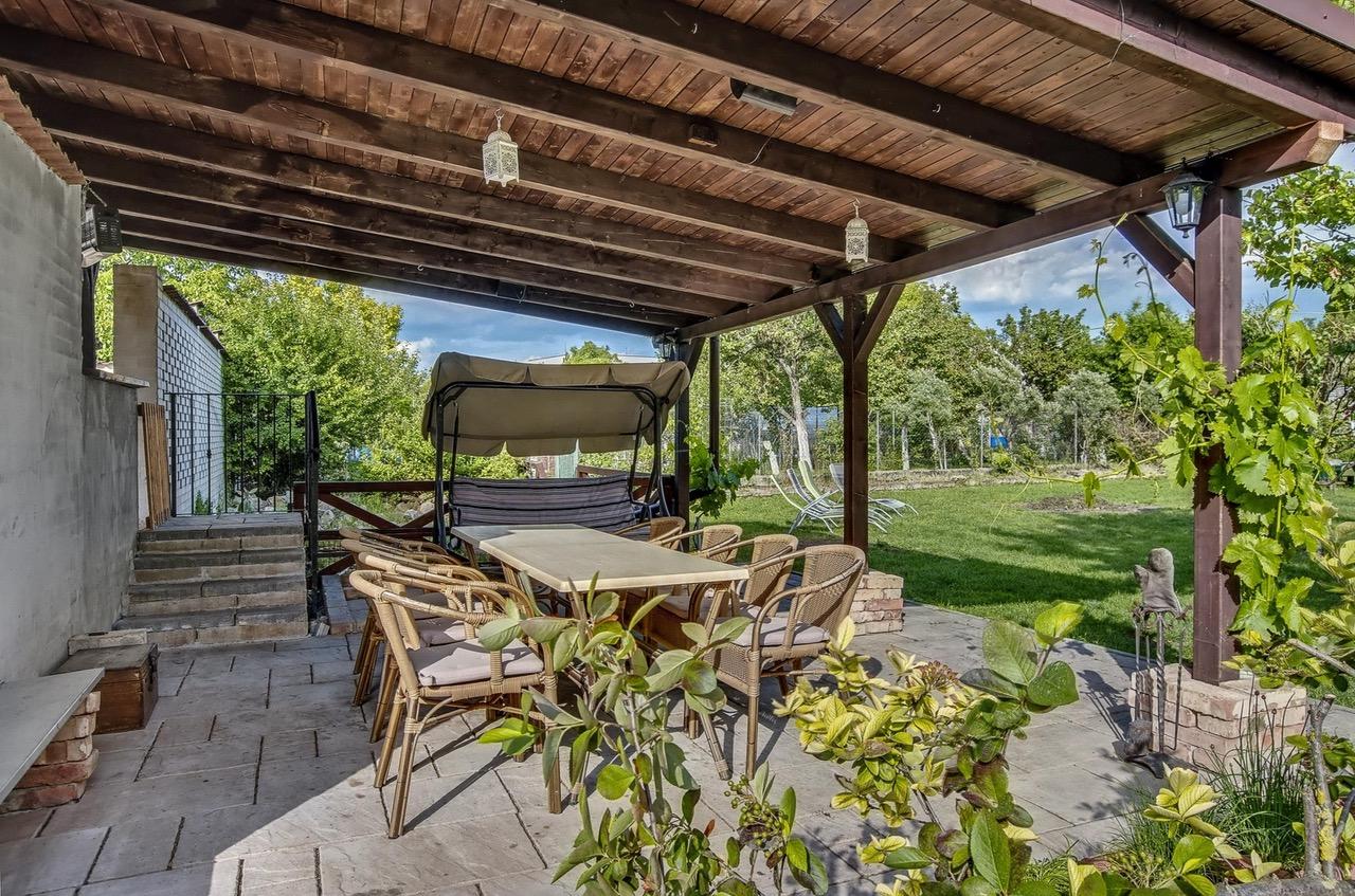 Na predaj samostatne stojaci rodinný dom v zadnej časti prepojený s prízemným domom, pozemok 1659 m2, Štúrova ulica, Skalica