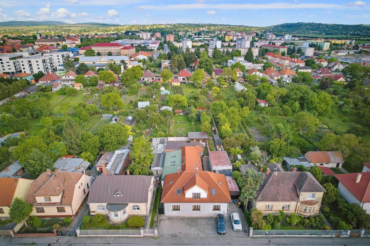 Na predaj samostatne stojaci rodinný dom v zadnej časti prepojený s prízemným domom, pozemok 1659 m2, Štúrova ulica, Skalica