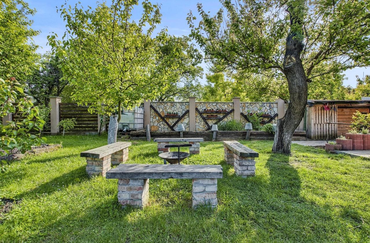 Na predaj samostatne stojaci rodinný dom v zadnej časti prepojený s prízemným domom, pozemok 1659 m2, Štúrova ulica, Skalica