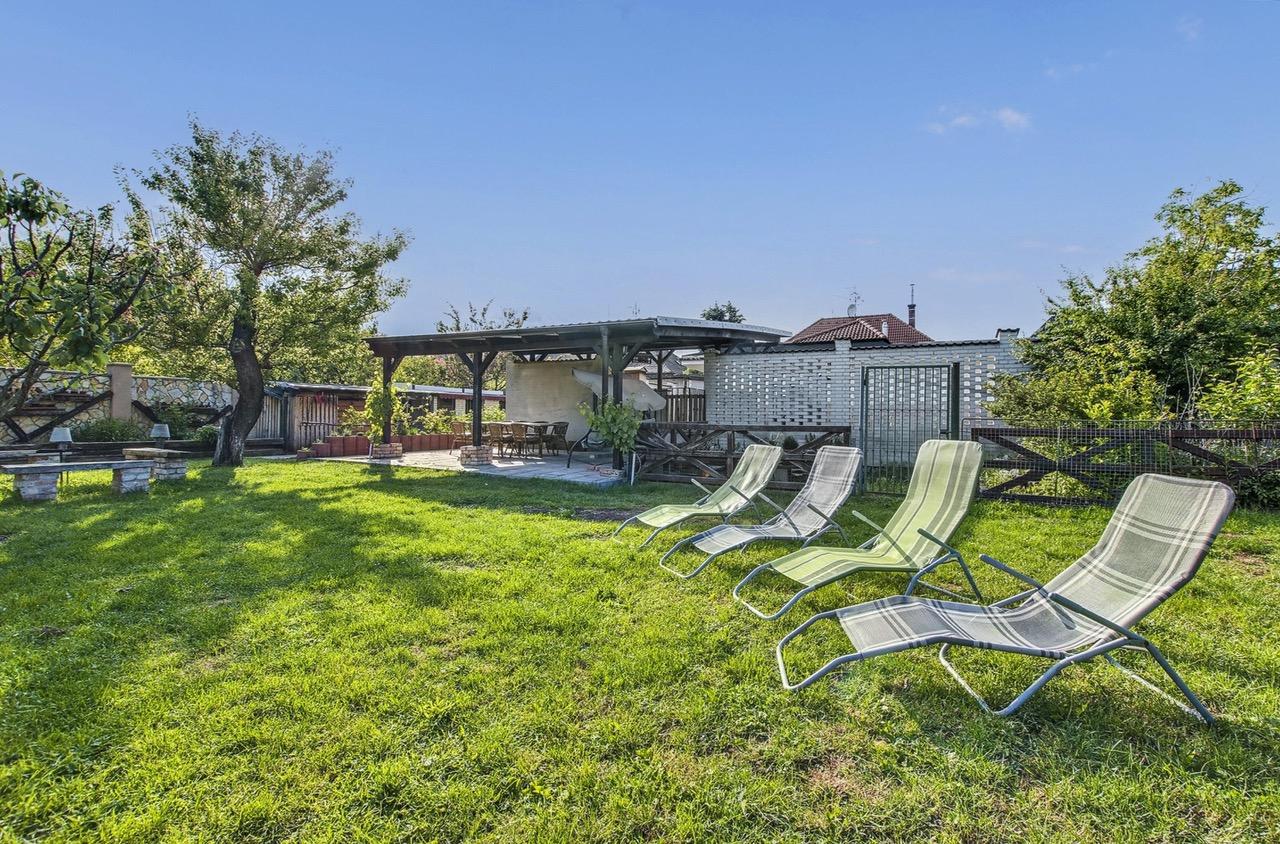 Na predaj samostatne stojaci rodinný dom v zadnej časti prepojený s prízemným domom, pozemok 1659 m2, Štúrova ulica, Skalica