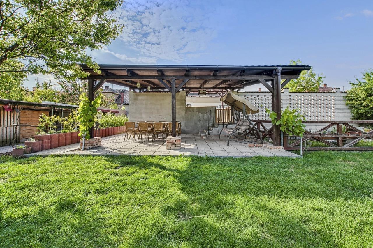 Na predaj samostatne stojaci rodinný dom v zadnej časti prepojený s prízemným domom, pozemok 1659 m2, Štúrova ulica, Skalica