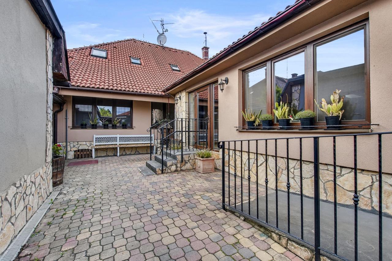 Na predaj samostatne stojaci rodinný dom v zadnej časti prepojený s prízemným domom, pozemok 1659 m2, Štúrova ulica, Skalica