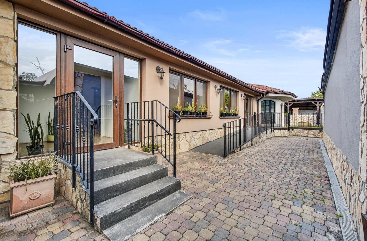 Na predaj samostatne stojaci rodinný dom v zadnej časti prepojený s prízemným domom, pozemok 1659 m2, Štúrova ulica, Skalica