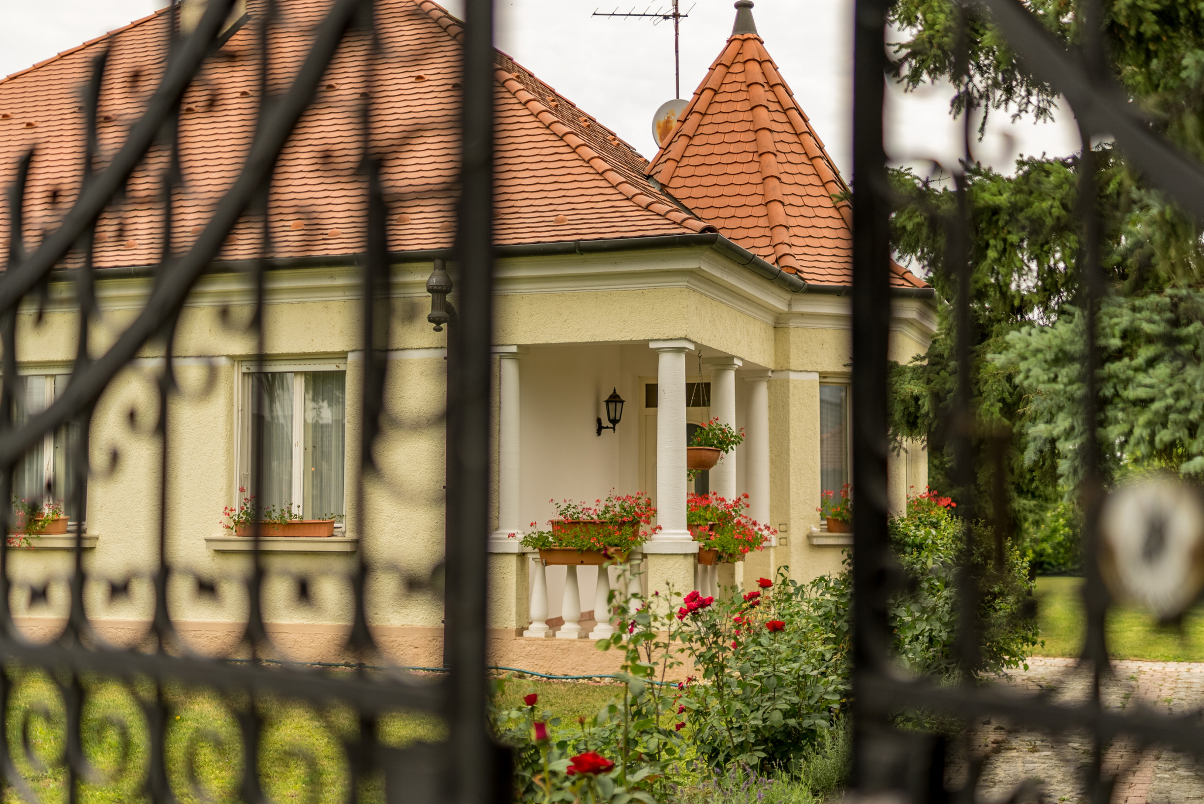 Na predaj vila z prelomu storočia s prekvapivým súkromím, bazénom a veľkým pozemkom v Rajke