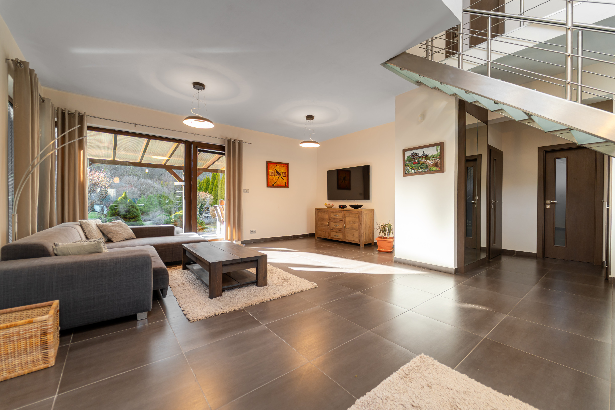 Nadštandardný dvojpodlažný rodinný dom so slnečným pozemkom o veľkosti 970 m2 v meste Moldava nad Bodvou.