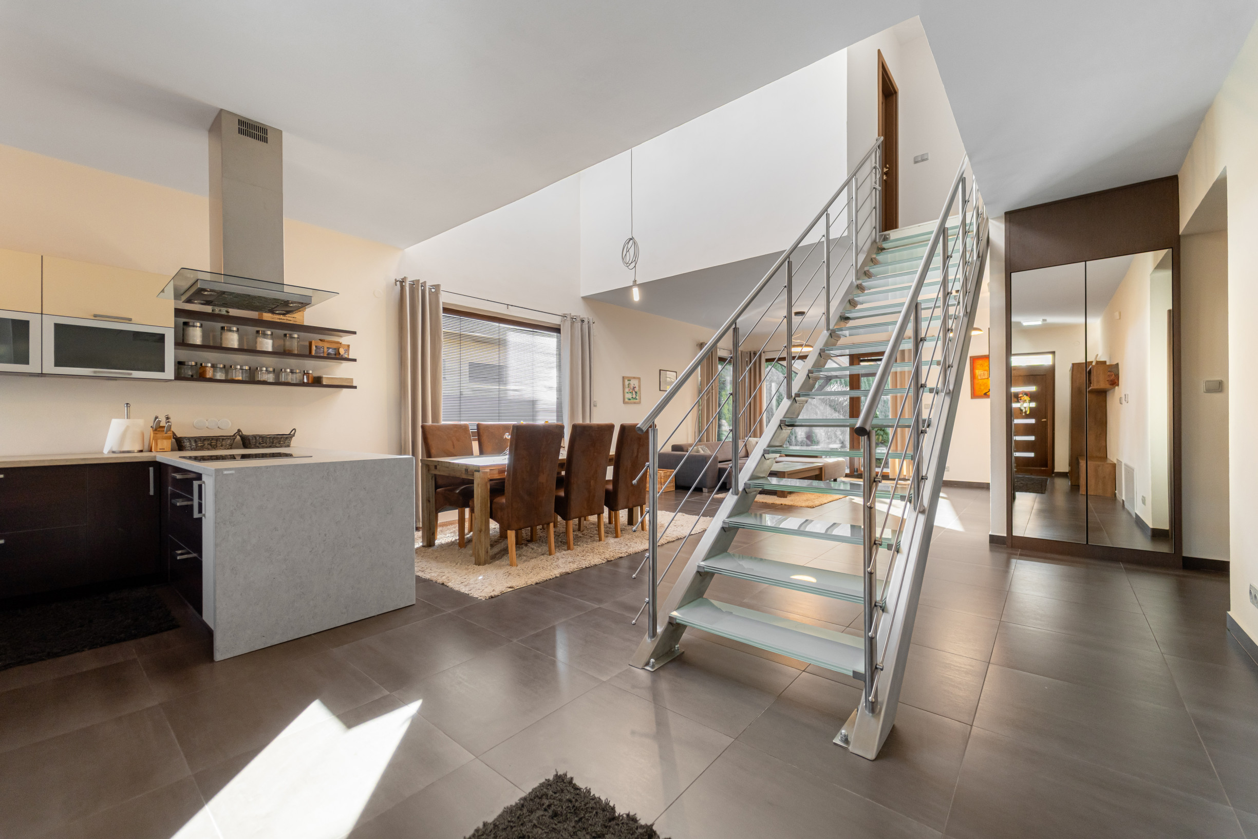 Nadštandardný dvojpodlažný rodinný dom so slnečným pozemkom o veľkosti 970 m2 v meste Moldava nad Bodvou.