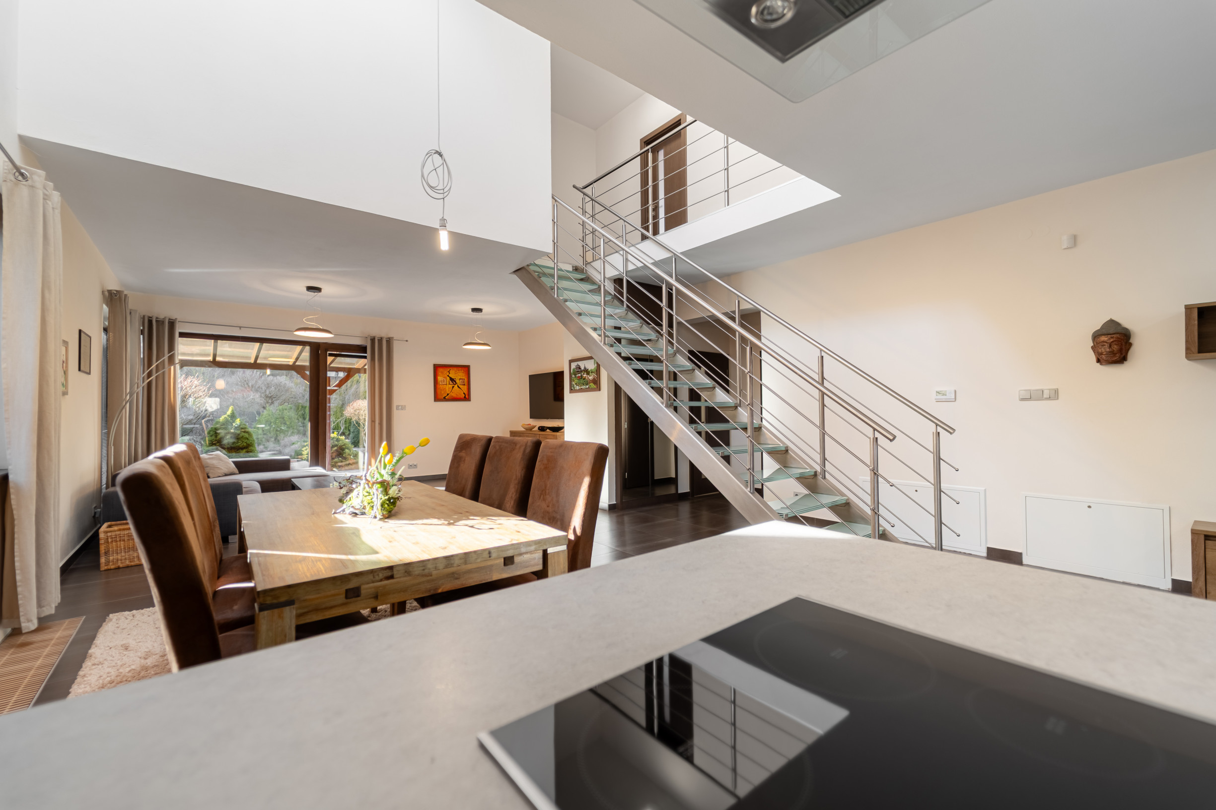 Nadštandardný dvojpodlažný rodinný dom so slnečným pozemkom o veľkosti 970 m2 v meste Moldava nad Bodvou.