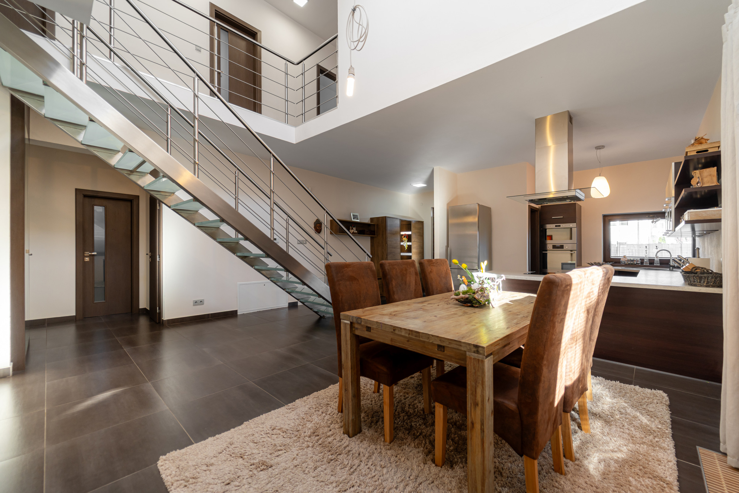 Nadštandardný dvojpodlažný rodinný dom so slnečným pozemkom o veľkosti 970 m2 v meste Moldava nad Bodvou.