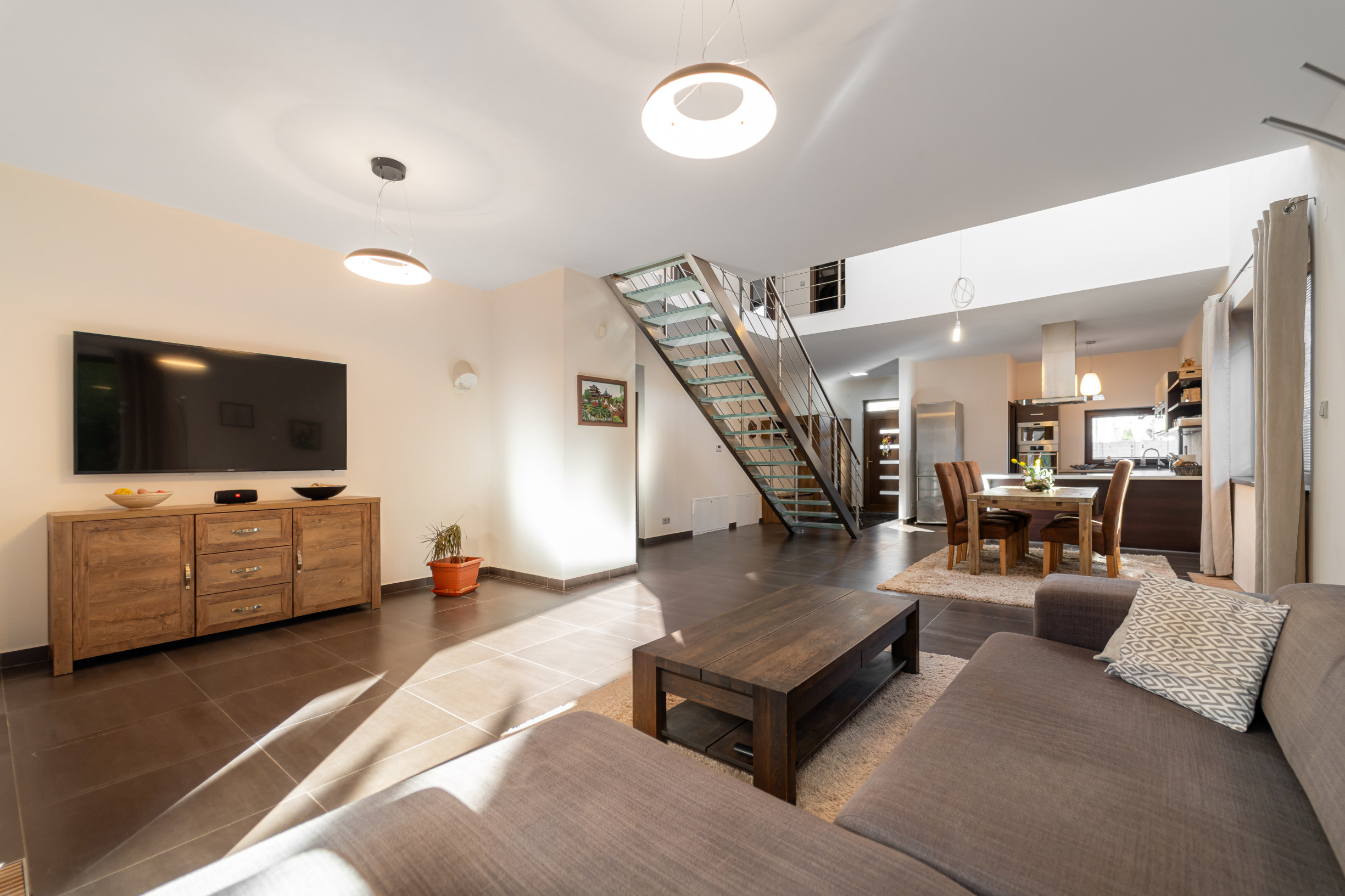 Nadštandardný dvojpodlažný rodinný dom so slnečným pozemkom o veľkosti 970 m2 v meste Moldava nad Bodvou.