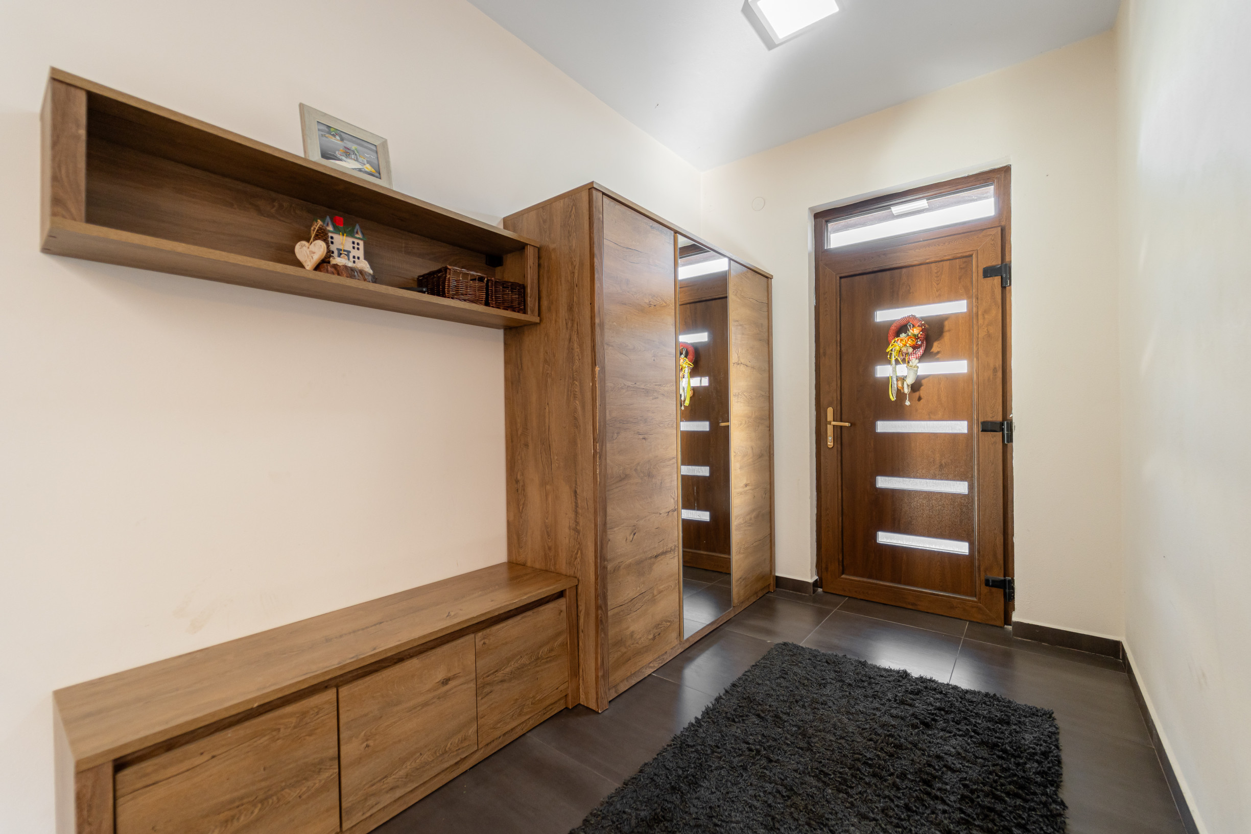 Nadštandardný dvojpodlažný rodinný dom so slnečným pozemkom o veľkosti 970 m2 v meste Moldava nad Bodvou.