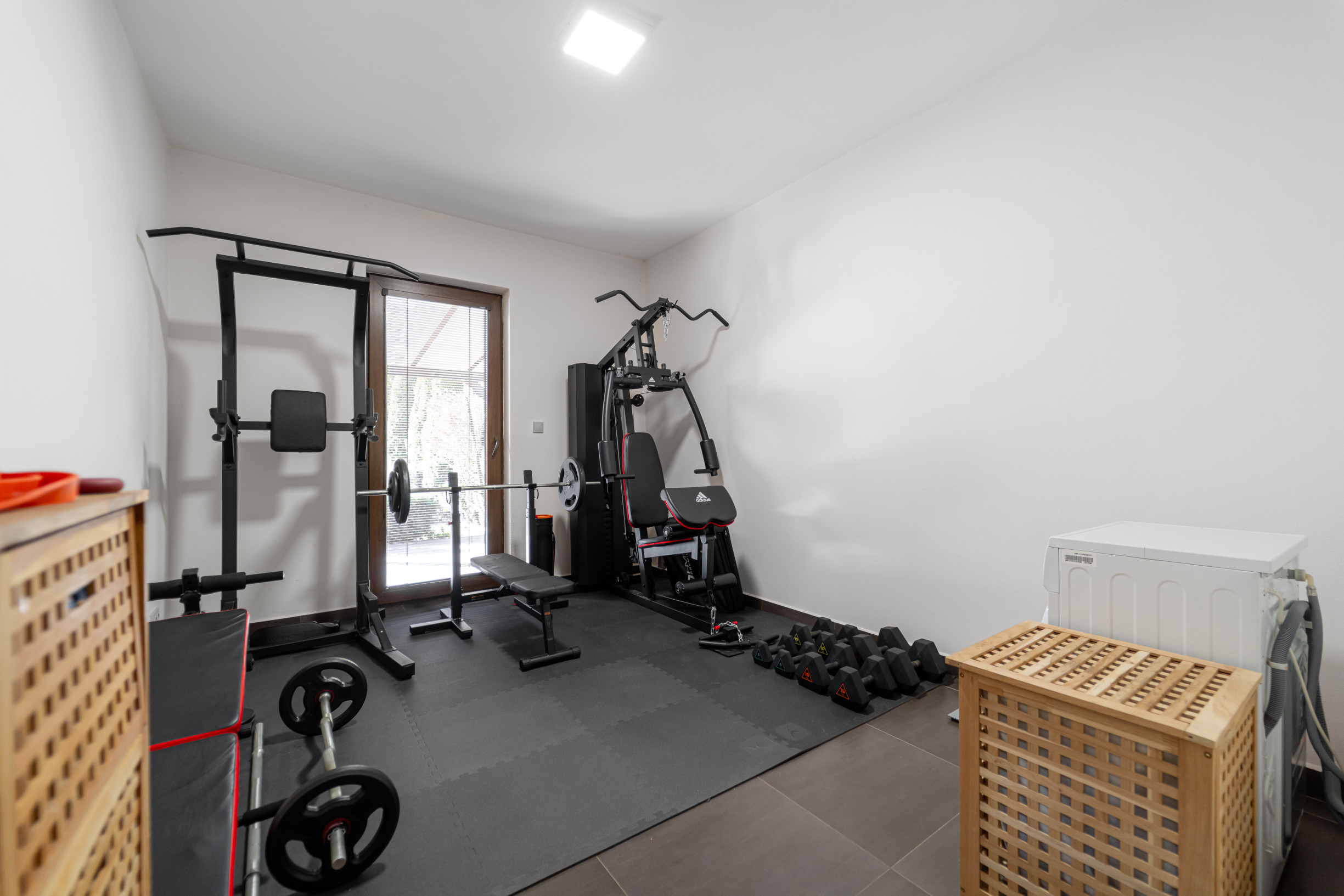 Nadštandardný dvojpodlažný rodinný dom so slnečným pozemkom o veľkosti 970 m2 v meste Moldava nad Bodvou.