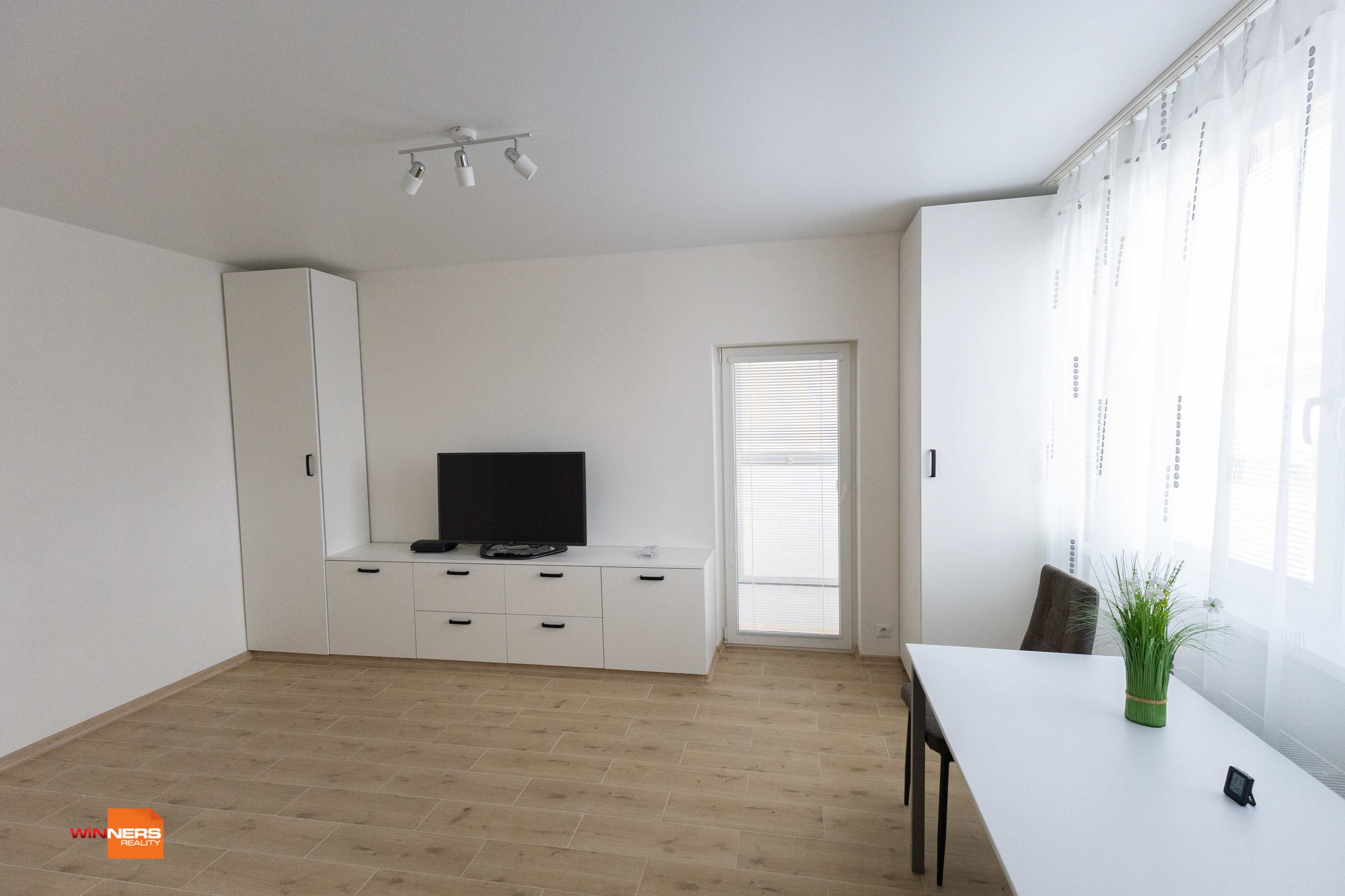 Exkluzívne Vám ponúkame na prenájom   zrekonštruovaný 1 izbový  byt na Južnom Námestí  slobody  v Humennom