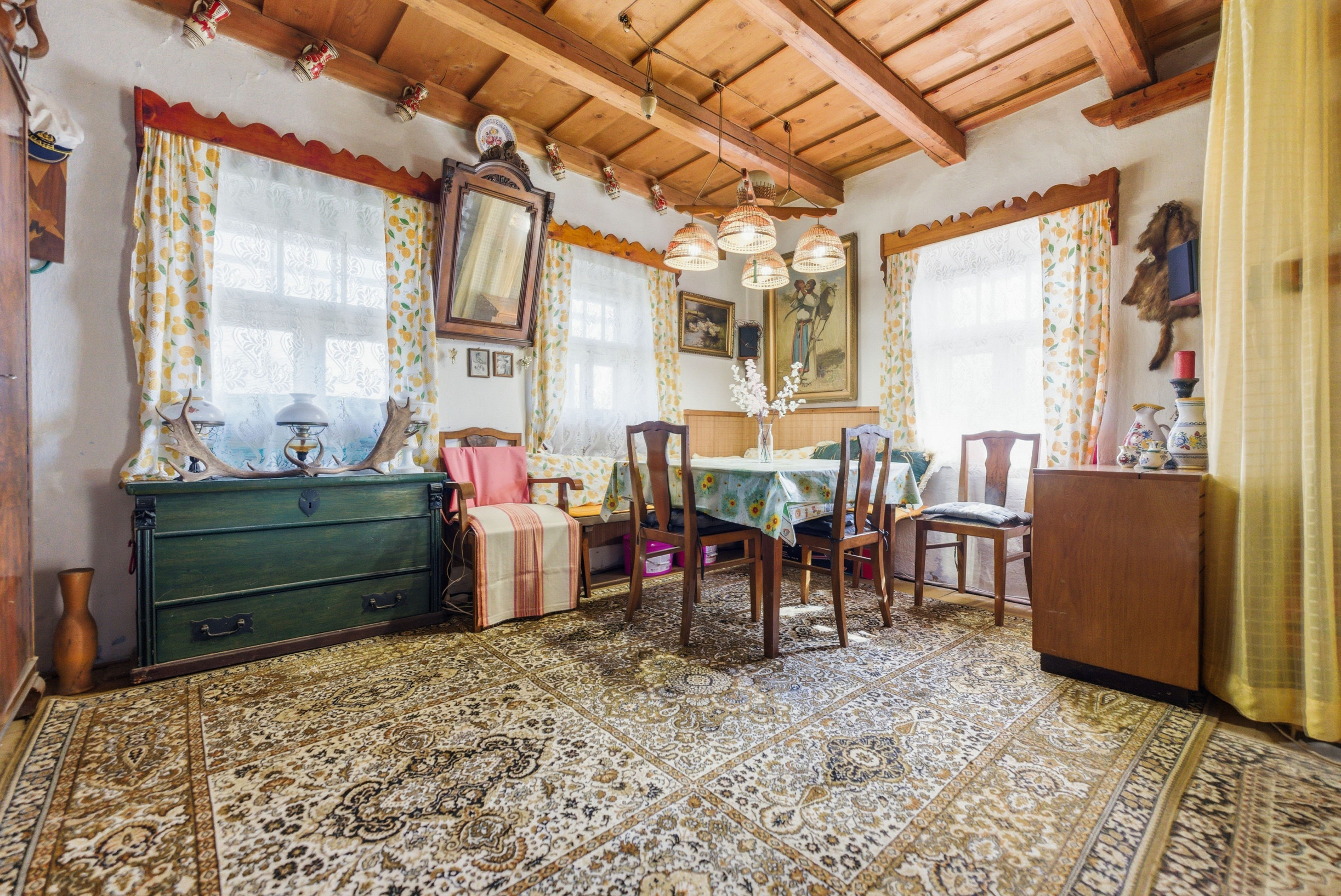 Celoročne obývateľná chalupa na Záhorí vo vidieckom štýle: • 3 izbová rekreačná nehnuteľnosť s veľkým slnečným pozemkom