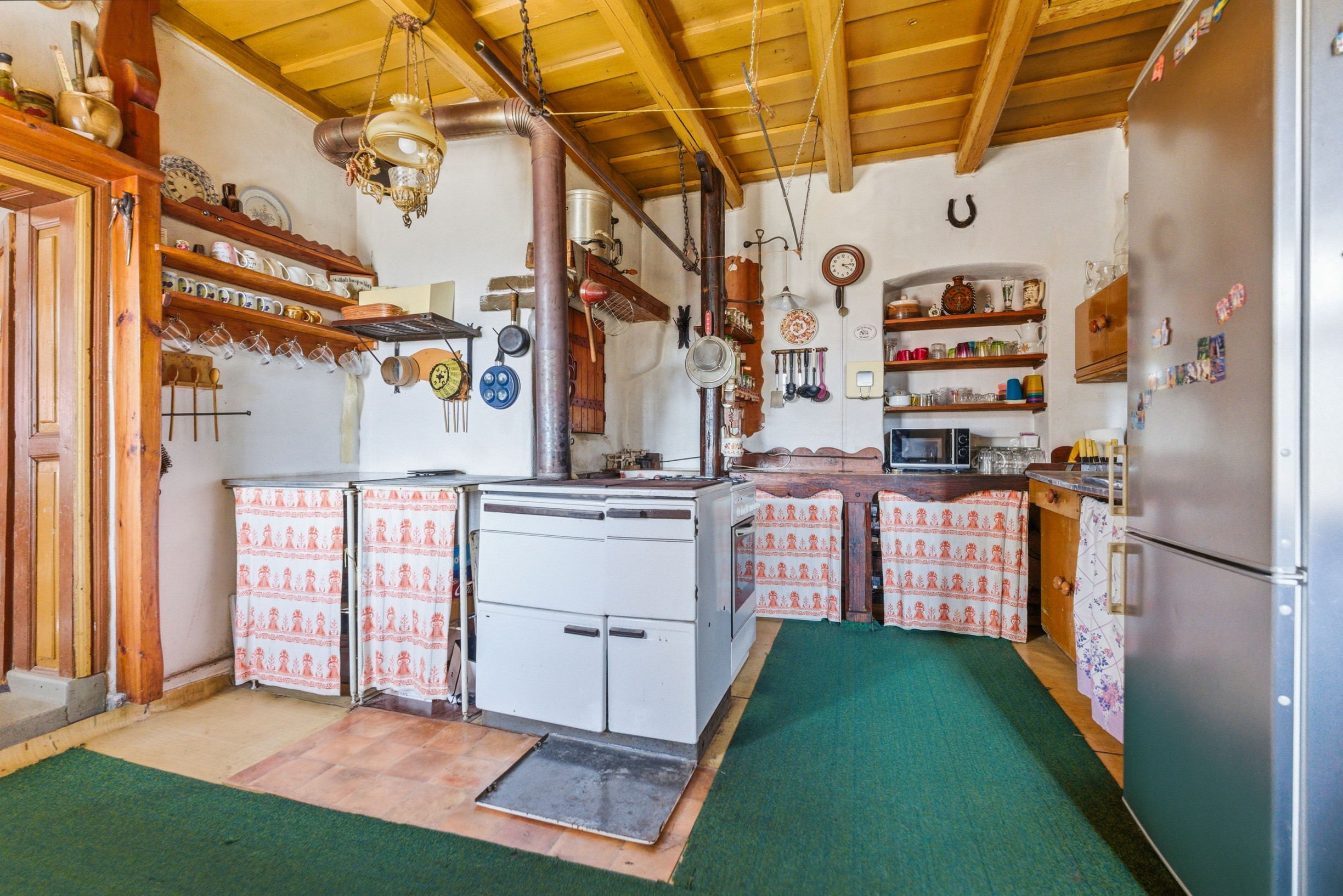 Celoročne obývateľná chalupa na Záhorí vo vidieckom štýle: • 3 izbová rekreačná nehnuteľnosť s veľkým slnečným pozemkom