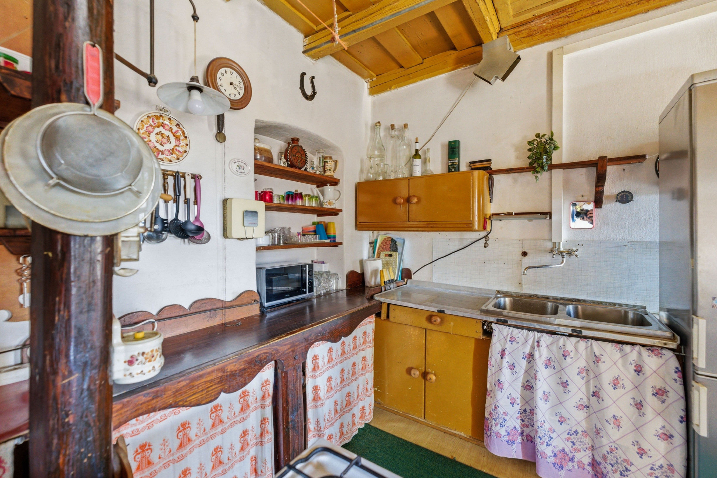 Celoročne obývateľná chalupa na Záhorí vo vidieckom štýle: • 3 izbová rekreačná nehnuteľnosť s veľkým slnečným pozemkom