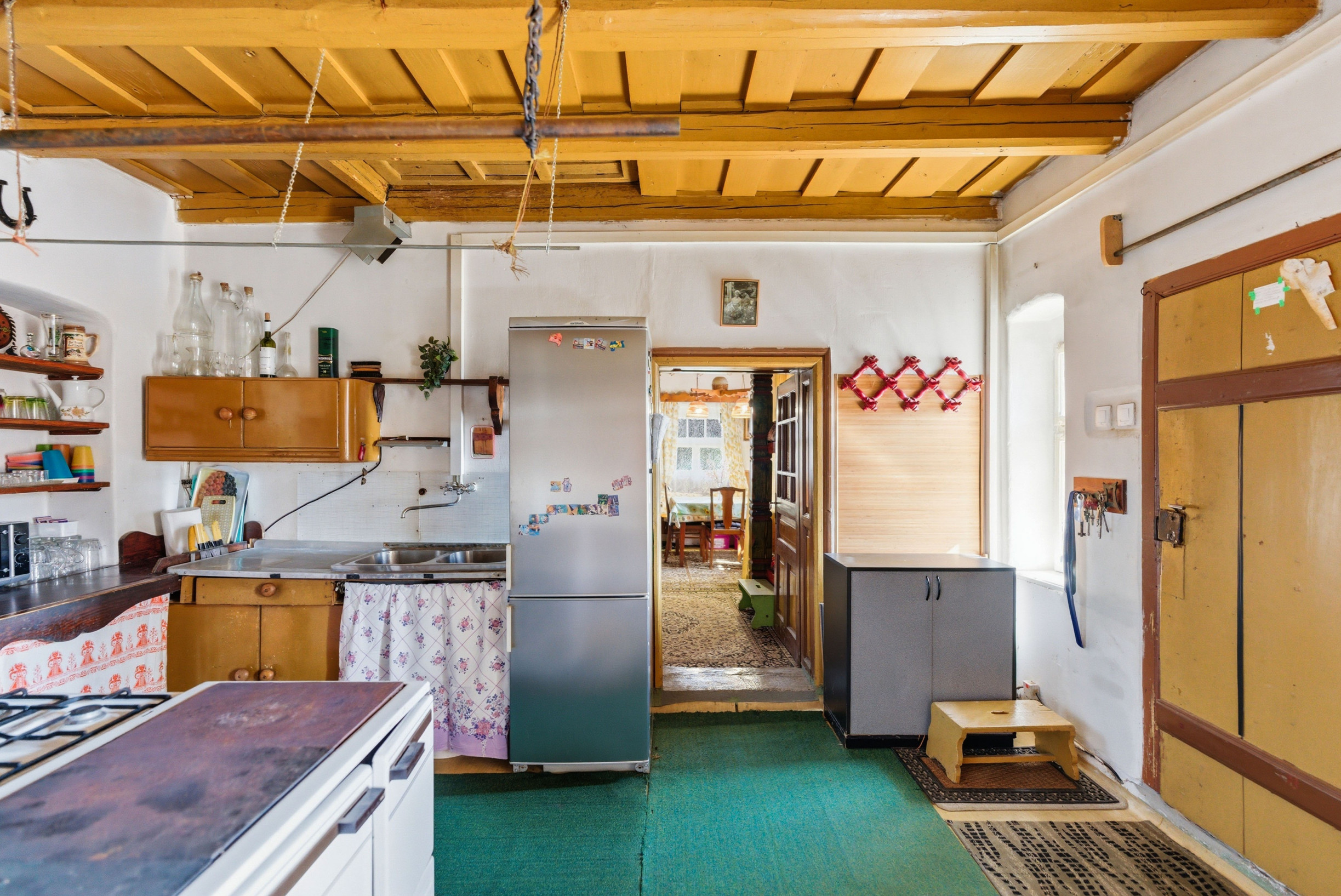 Celoročne obývateľná chalupa na Záhorí vo vidieckom štýle: • 3 izbová rekreačná nehnuteľnosť s veľkým slnečným pozemkom