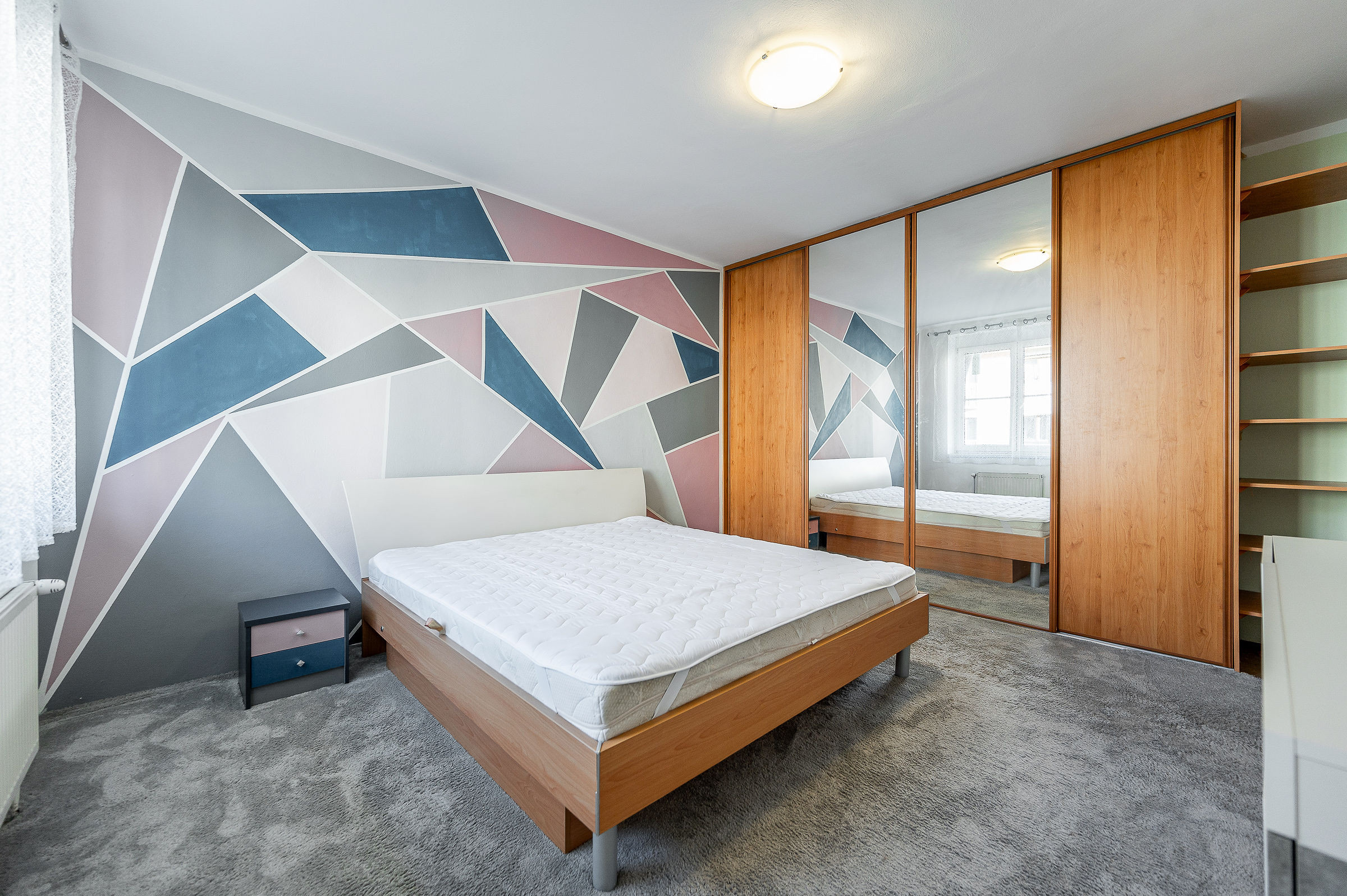 Ponúkame Vám na prenájom veľmi pekný 2 izbový byt  s parkovacím miestom v Košiciach na ulici Rastislavova