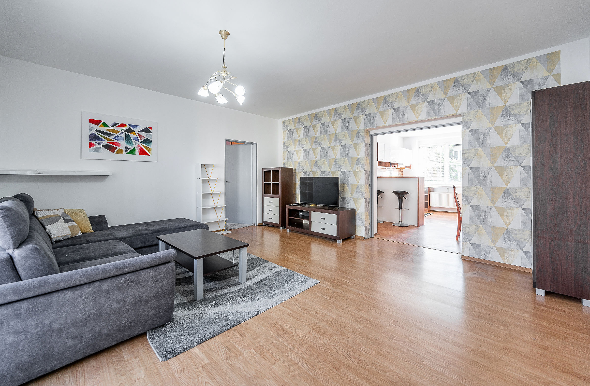 Ponúkame Vám na prenájom veľmi pekný 2 izbový byt  s parkovacím miestom v Košiciach na ulici Rastislavova