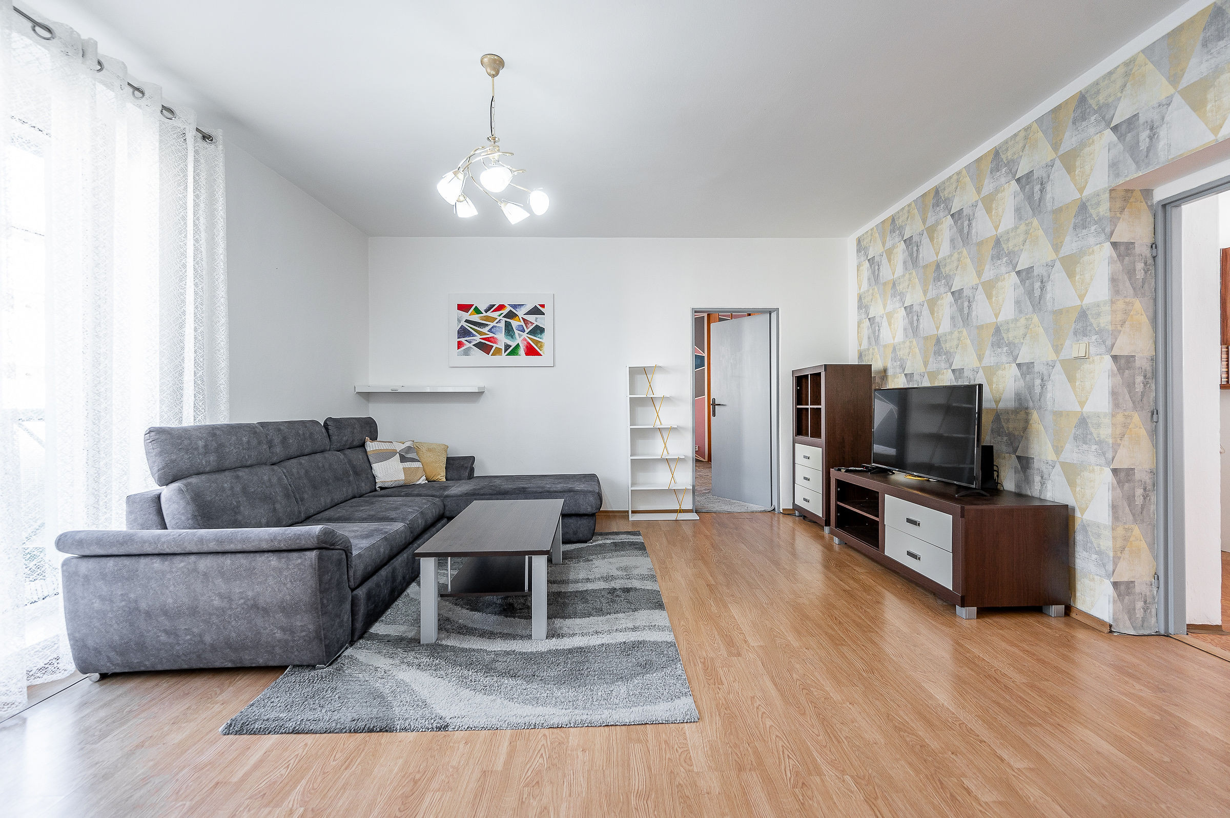 Ponúkame Vám na prenájom veľmi pekný 2 izbový byt  s parkovacím miestom v Košiciach na ulici Rastislavova