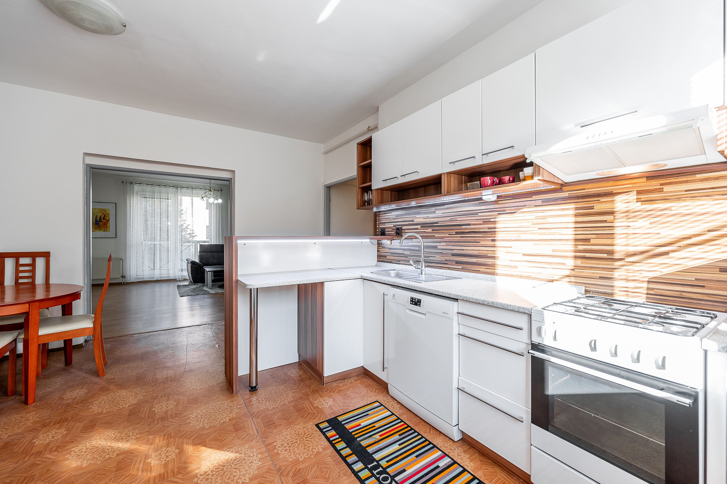 Ponúkame Vám na prenájom veľmi pekný 2 izbový byt  s parkovacím miestom v Košiciach na ulici Rastislavova