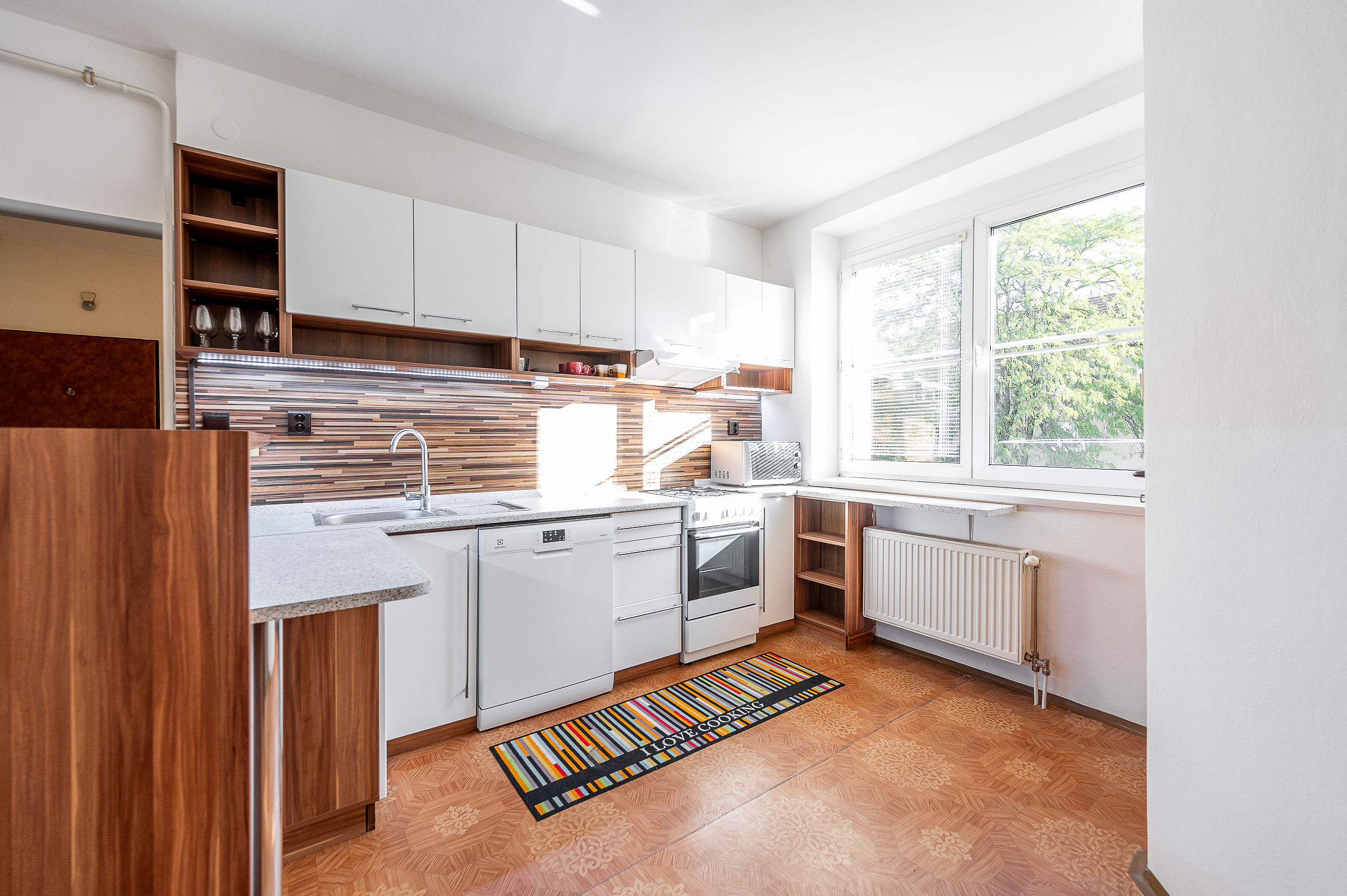 Ponúkame Vám na prenájom veľmi pekný 2 izbový byt  s parkovacím miestom v Košiciach na ulici Rastislavova