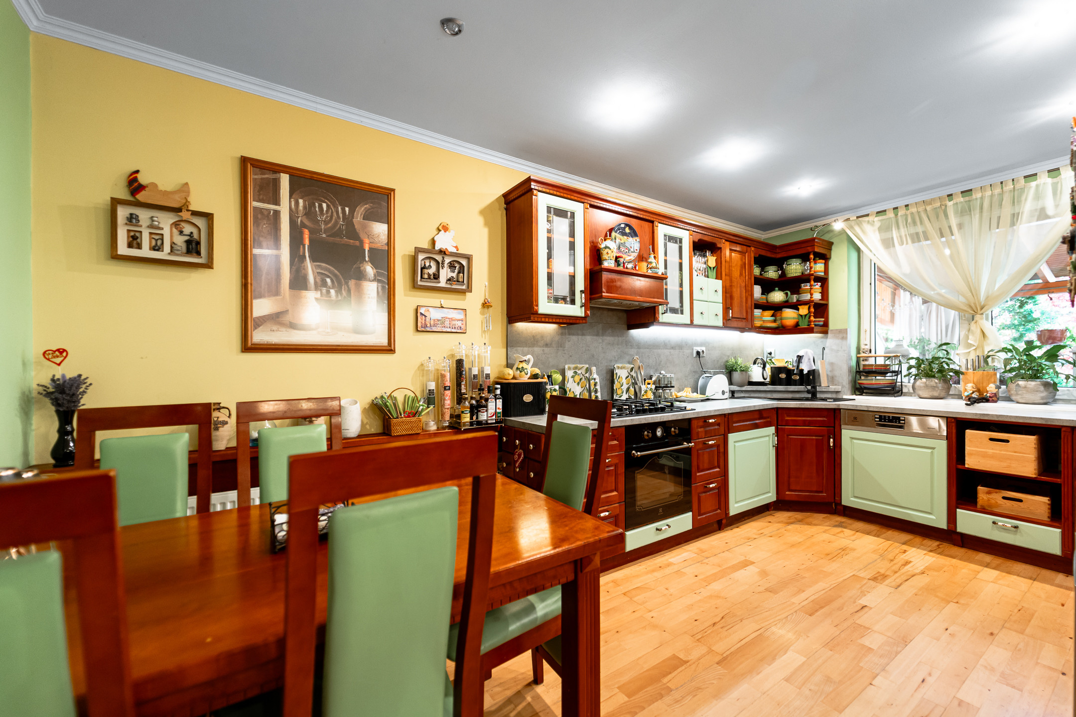 Ponúkam Vám na predaj priestranný rodinný dom v radovej zástavbe v mestskej časti Košice – Západ – Prievidzská ul.