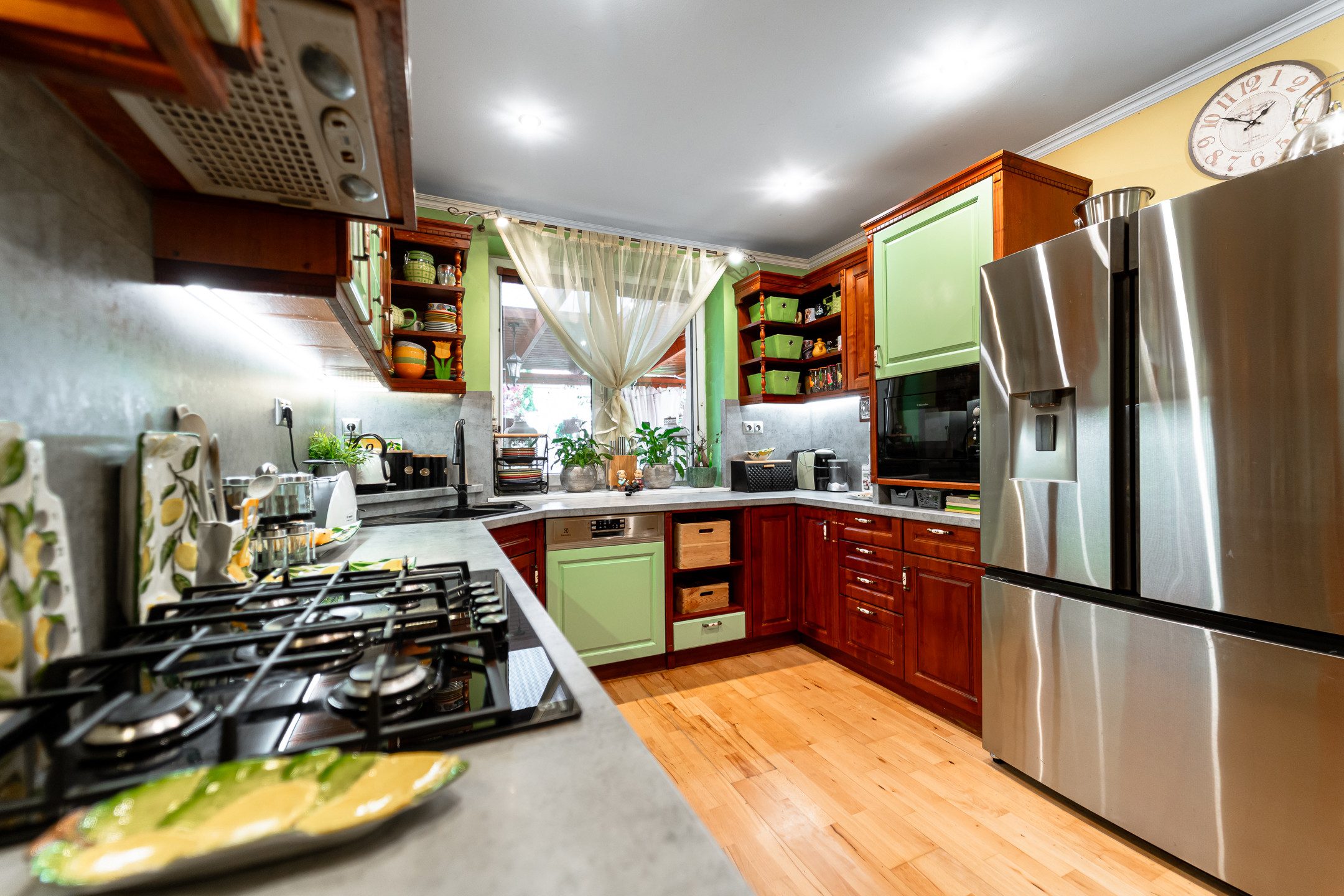 Ponúkam Vám na predaj priestranný rodinný dom v radovej zástavbe v mestskej časti Košice – Západ – Prievidzská ul.