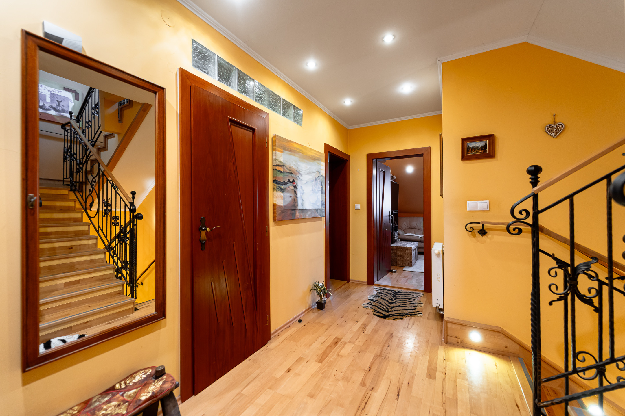 Ponúkam Vám na predaj priestranný rodinný dom v radovej zástavbe v mestskej časti Košice – Západ – Prievidzská ul.