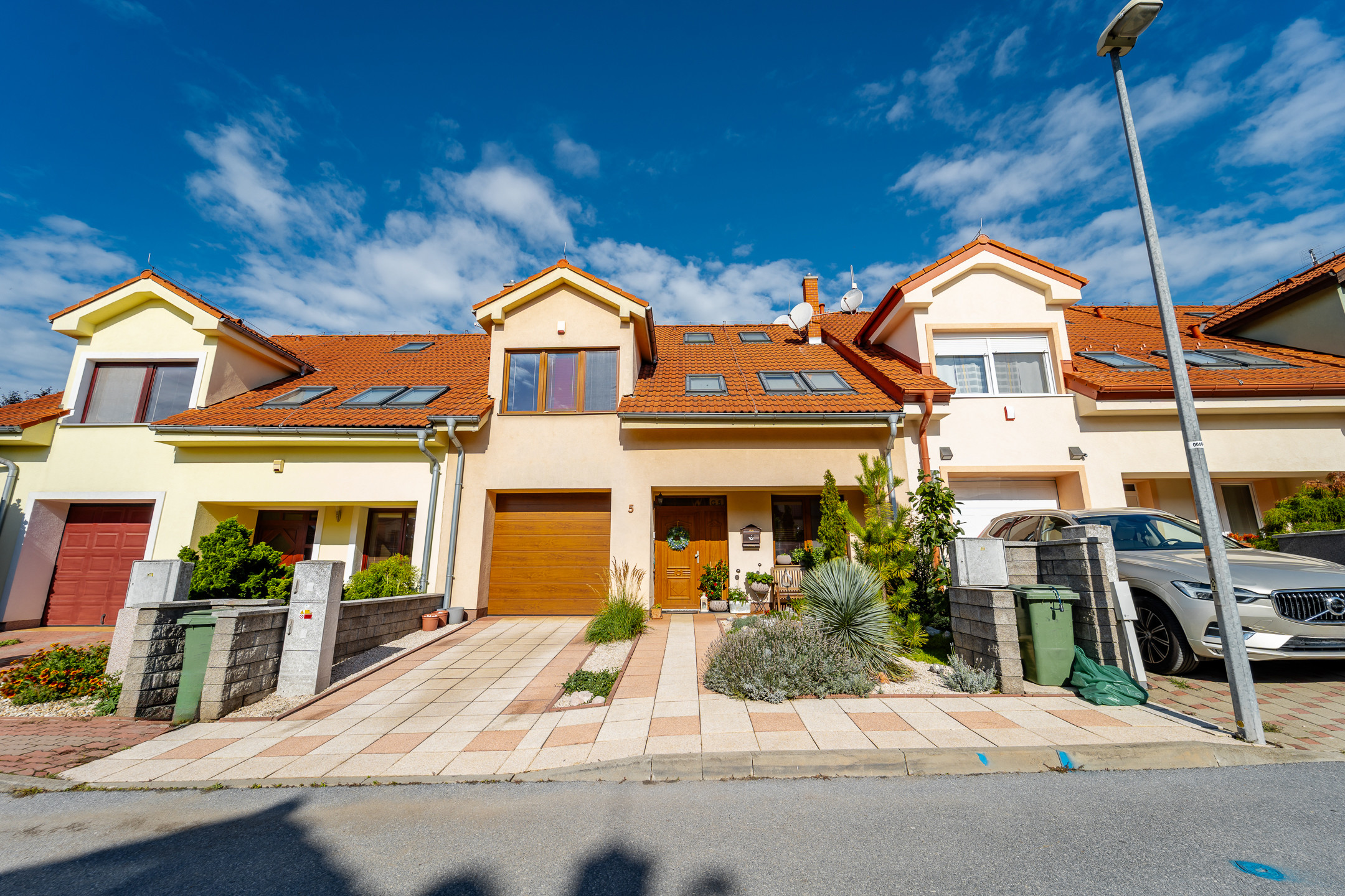 Ponúkam Vám na predaj priestranný rodinný dom v radovej zástavbe v mestskej časti Košice – Západ – Prievidzská ul.