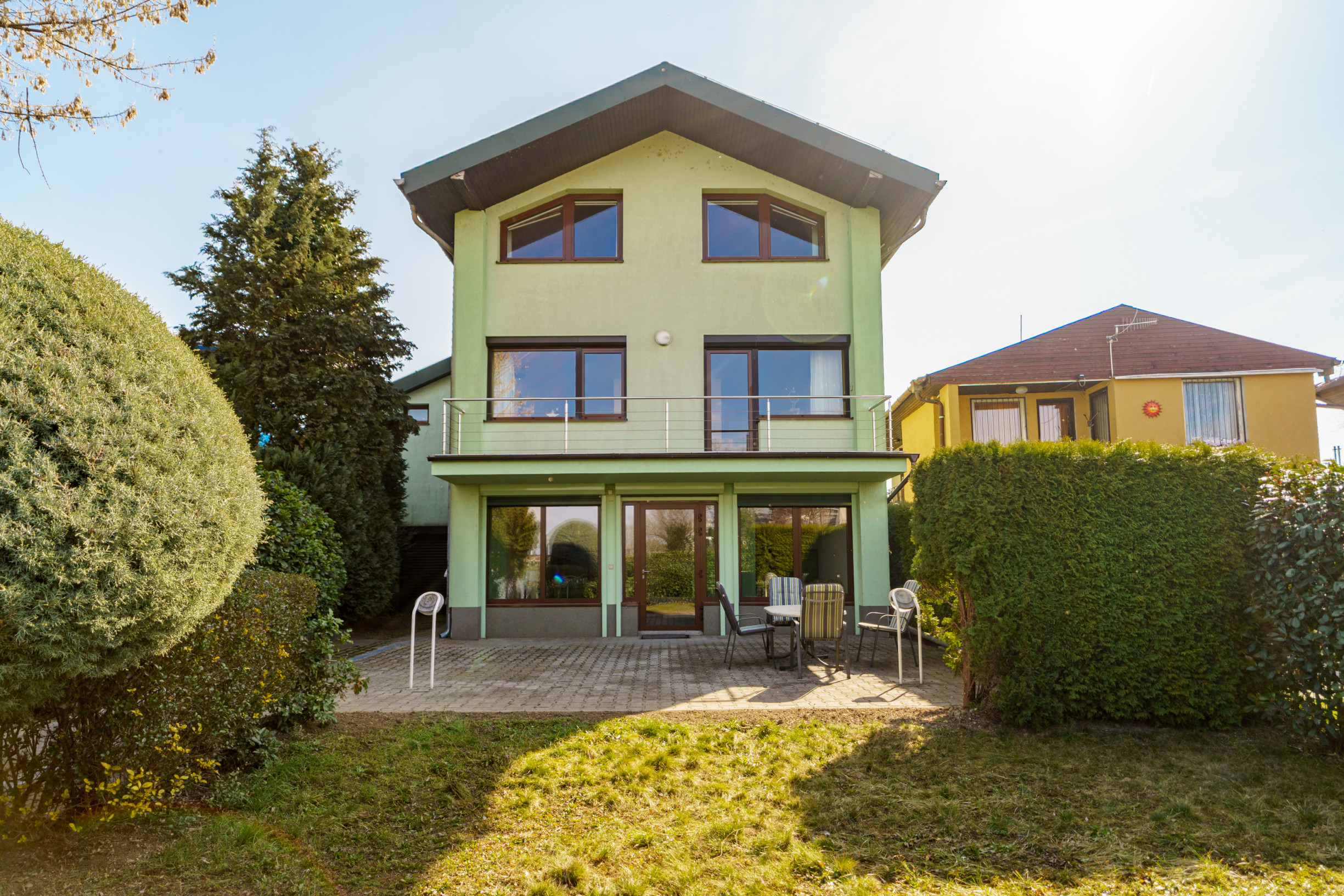 Na PREDAJ priestranný 6-izbový dom v exkluzívnej prvej línii na Slnečných jazerách – JUH