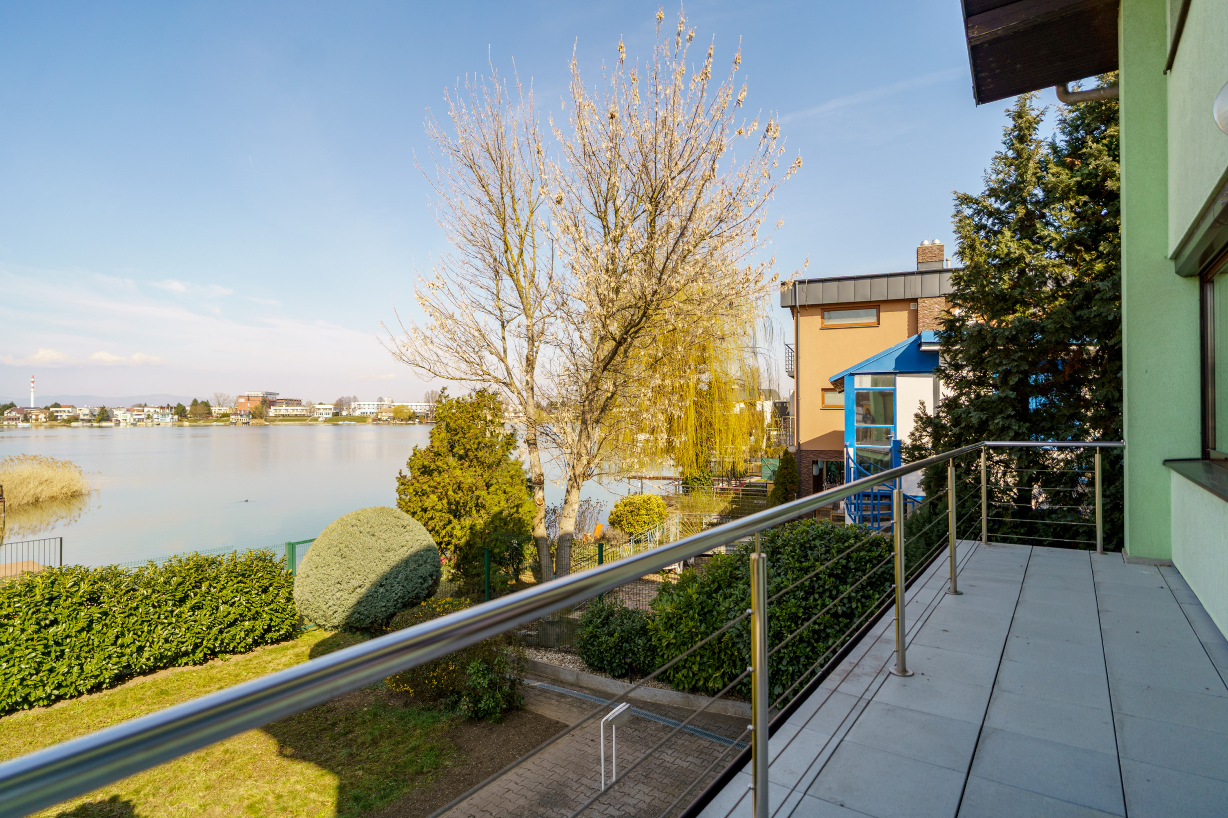 Na PREDAJ priestranný 6-izbový dom v exkluzívnej prvej línii na Slnečných jazerách – JUH