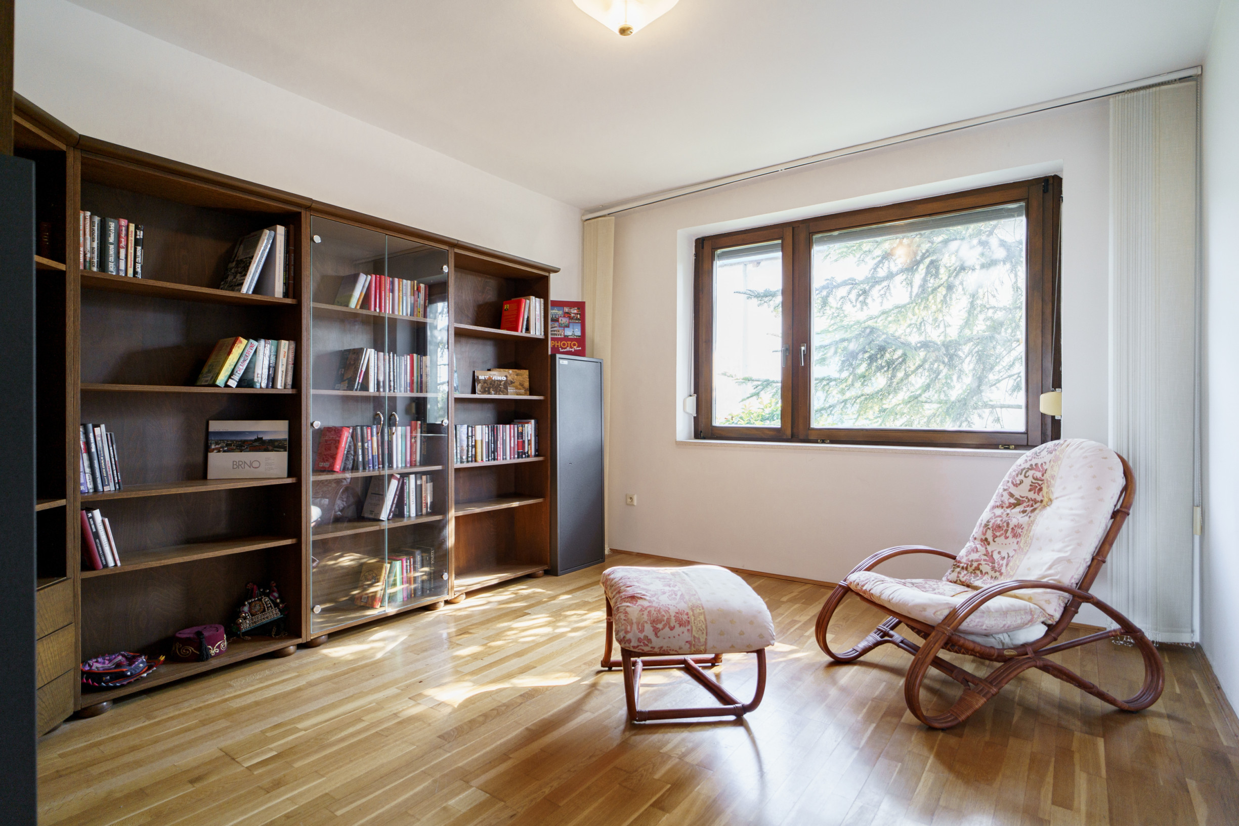 Na PREDAJ priestranný 6-izbový dom v exkluzívnej prvej línii na Slnečných jazerách – JUH